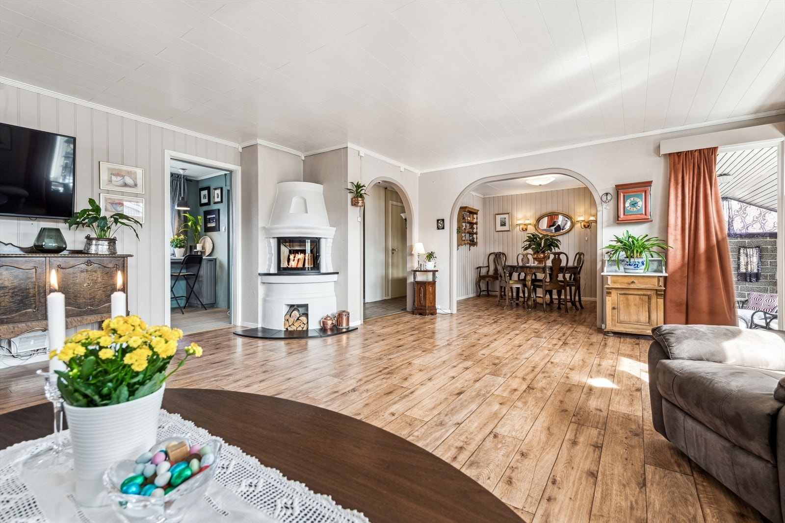 Stuen er to-delt og har gode innredningsmuligheter. Galleribilde