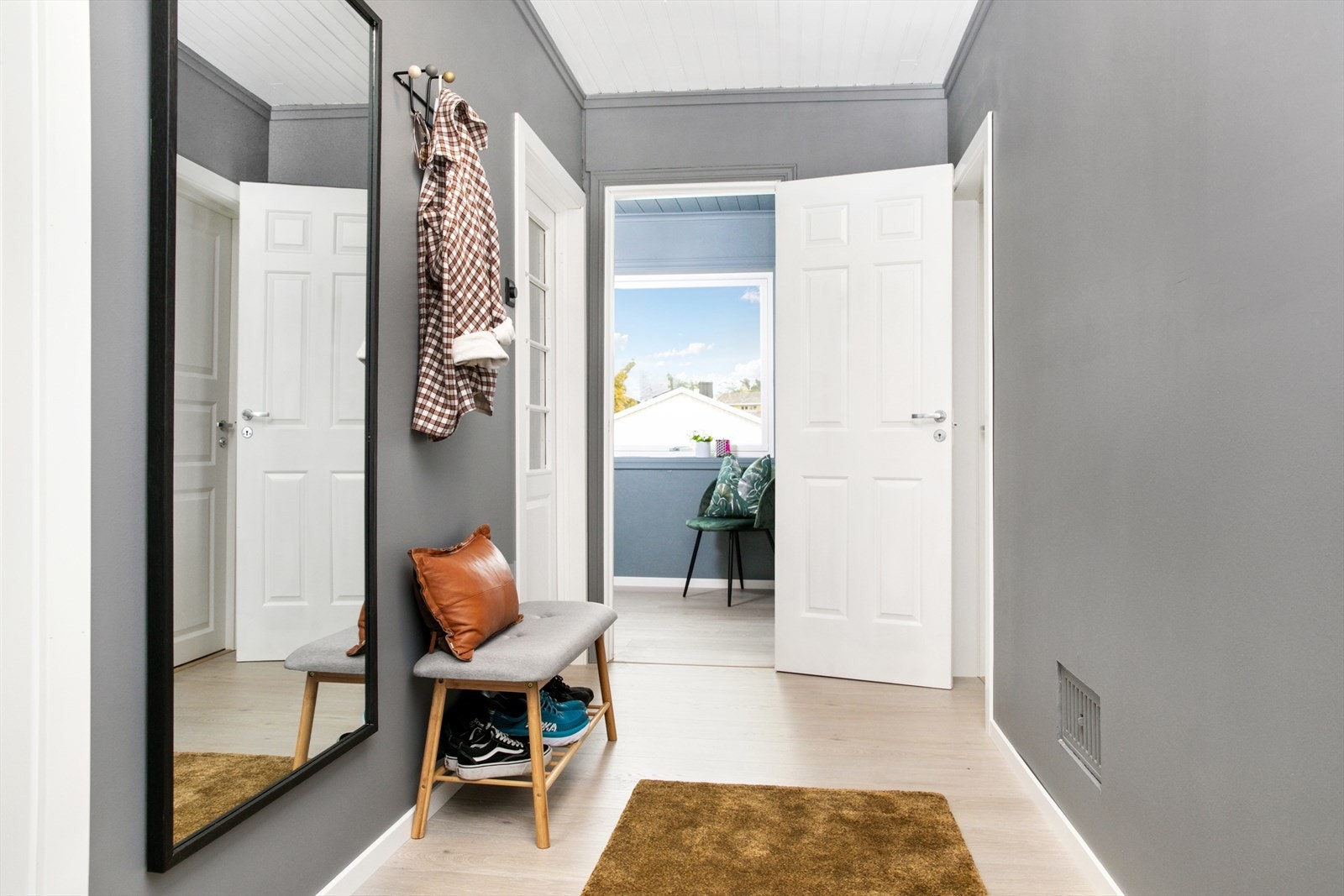 Velkommen inn! Romslig gang med plass til omkledning og oppbevaring av yttertøy Galleribilde