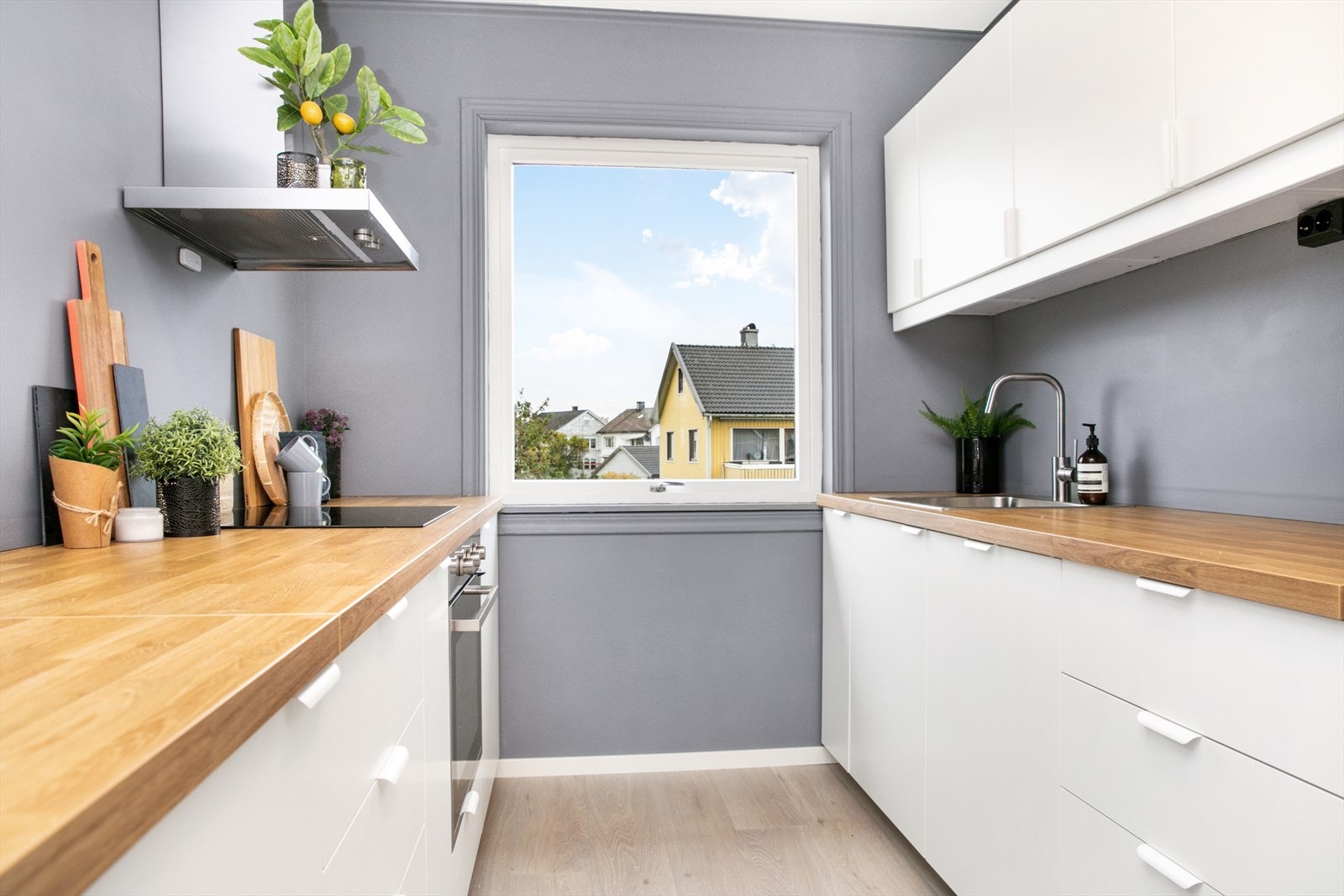 Meget pent og moderne kjøkken med integrerte hvitevarer og slette skapfronter Galleribilde