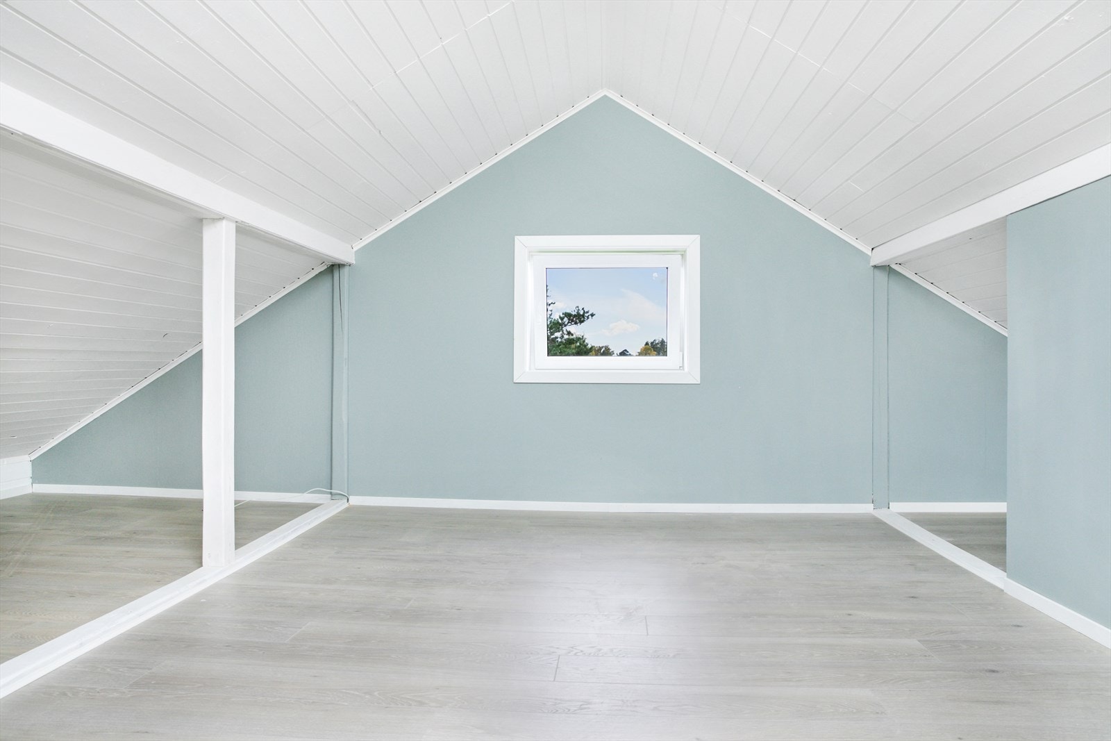 Soverom/stue på loft Galleribilde