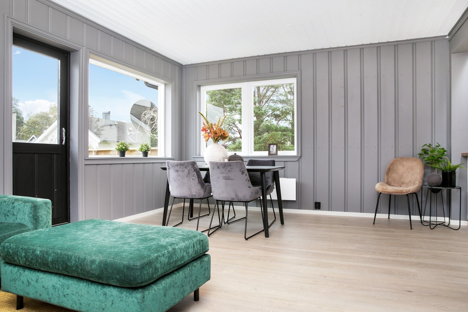 Fra stuen kan du direkte bevege deg ut på en solrik balkong Galleribilde