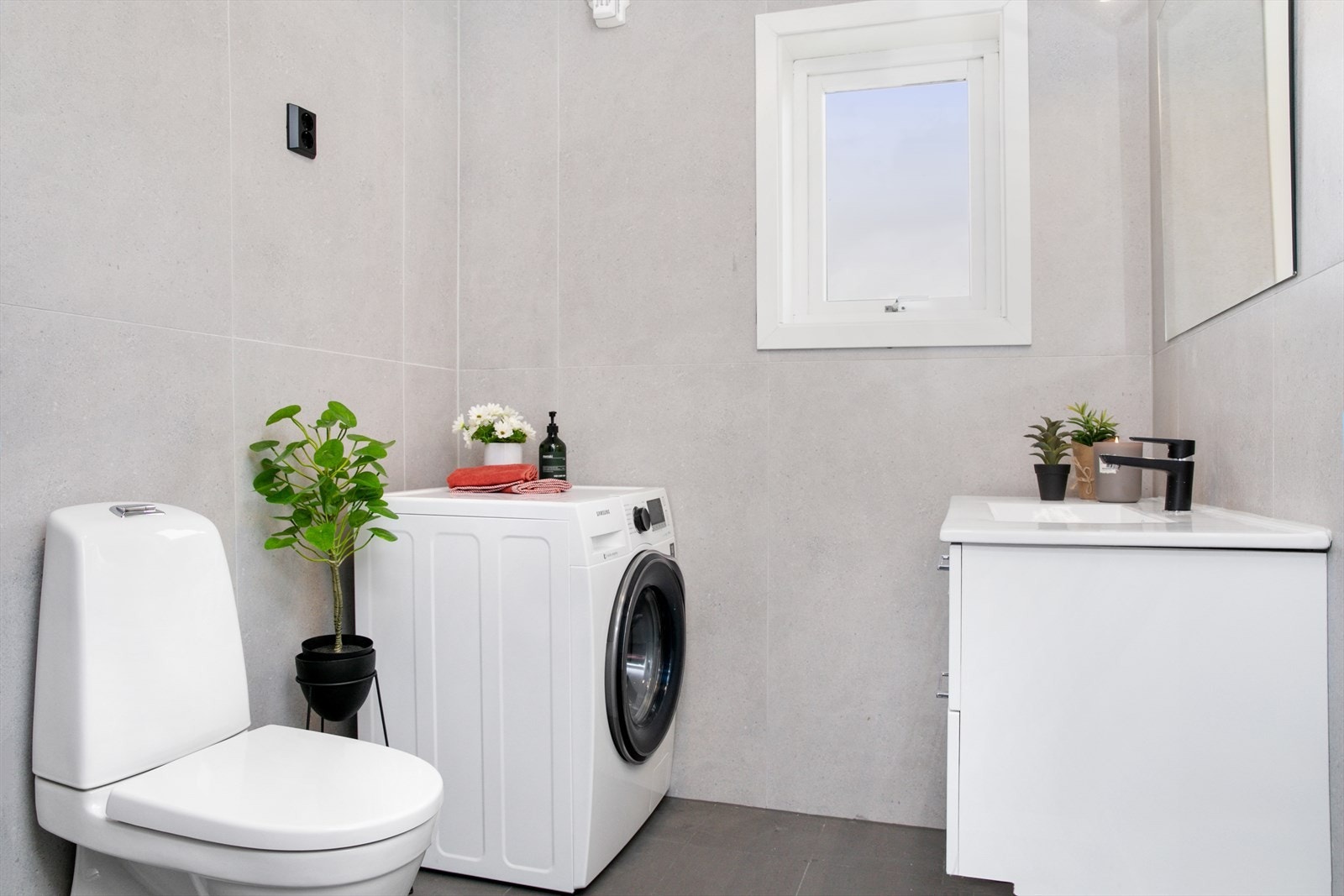 Moderne bad med opplegg for vaskemaskin Galleribilde