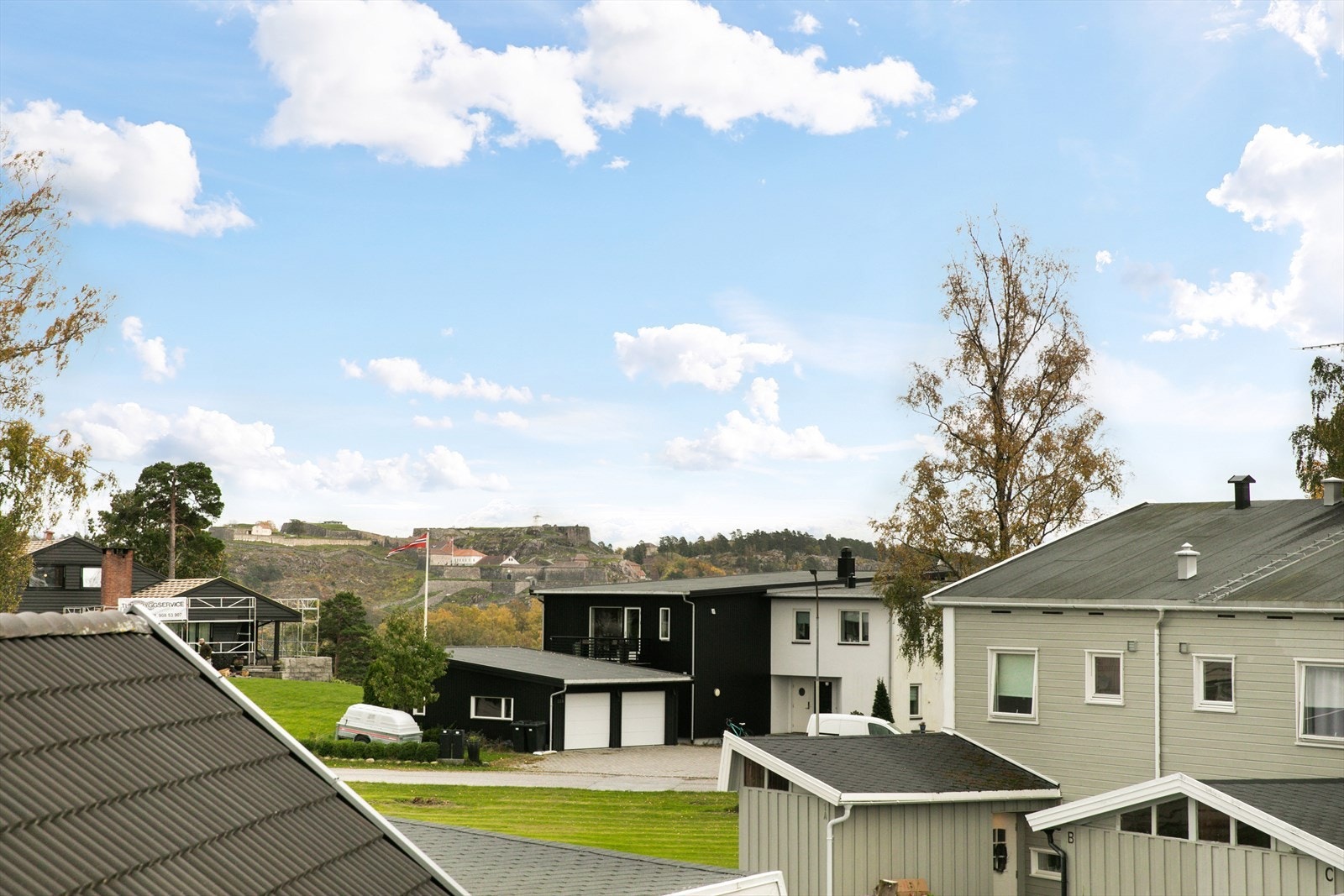 Fra balkong har man utsikt til historiske Fredriksten festning Galleribilde