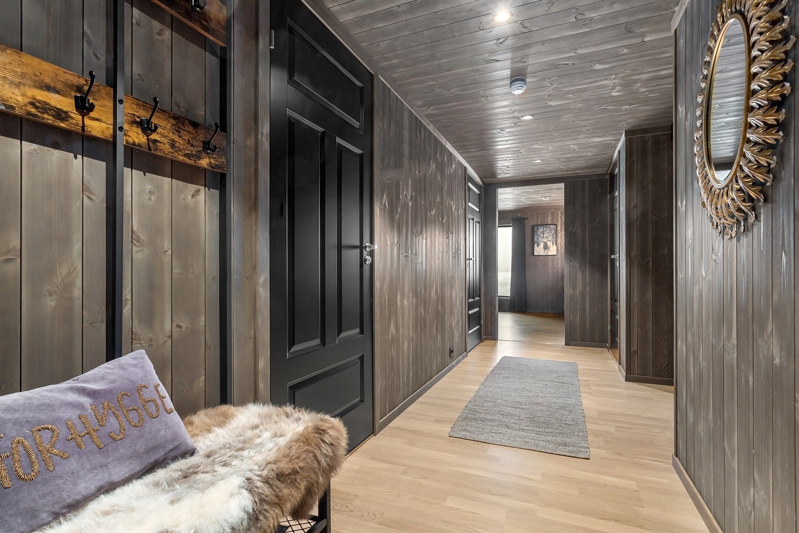 Gang med oppbevaring av yttertøy. Galleribilde