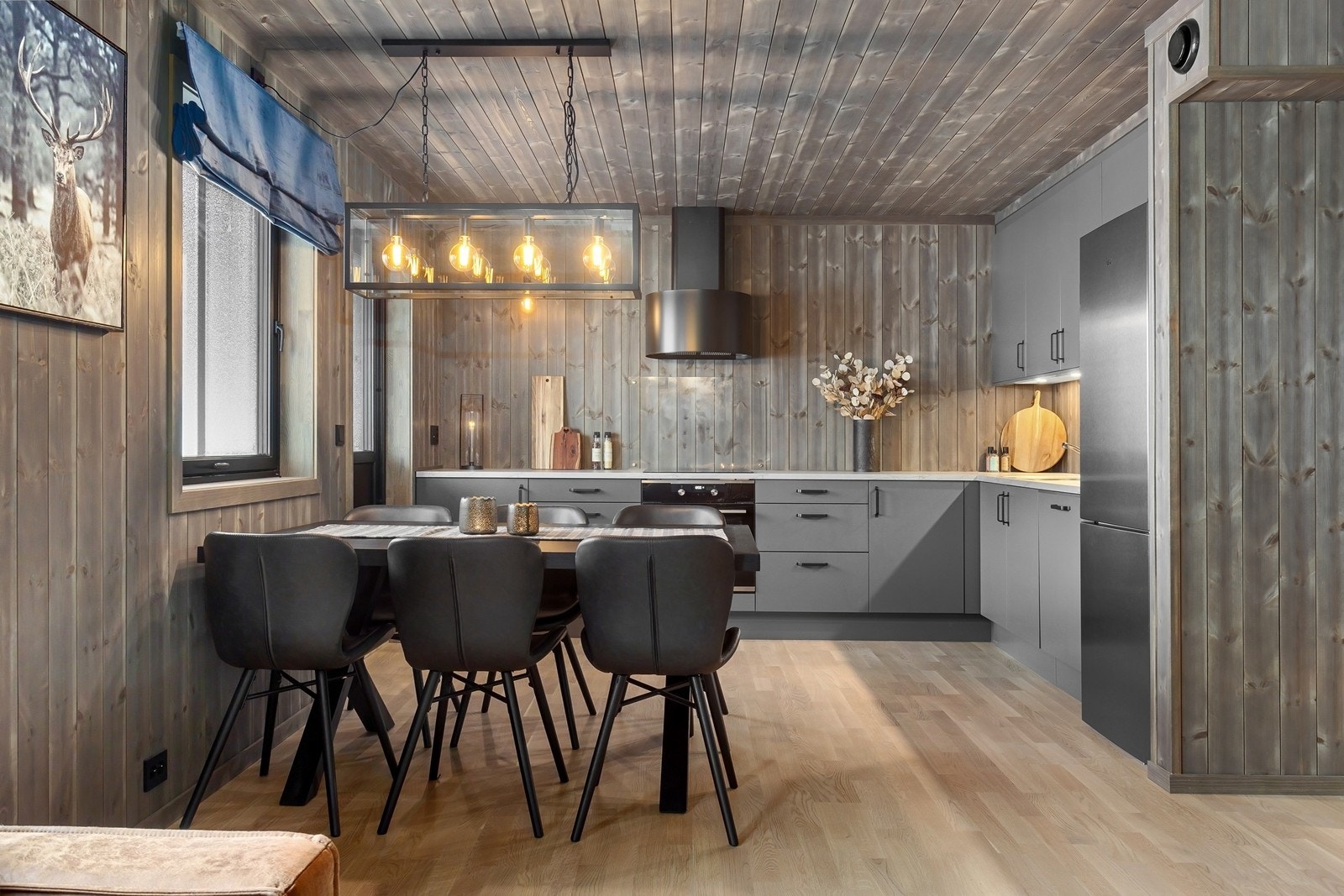 Lyse malte vegger i samme farge på vegger og tak. Galleribilde