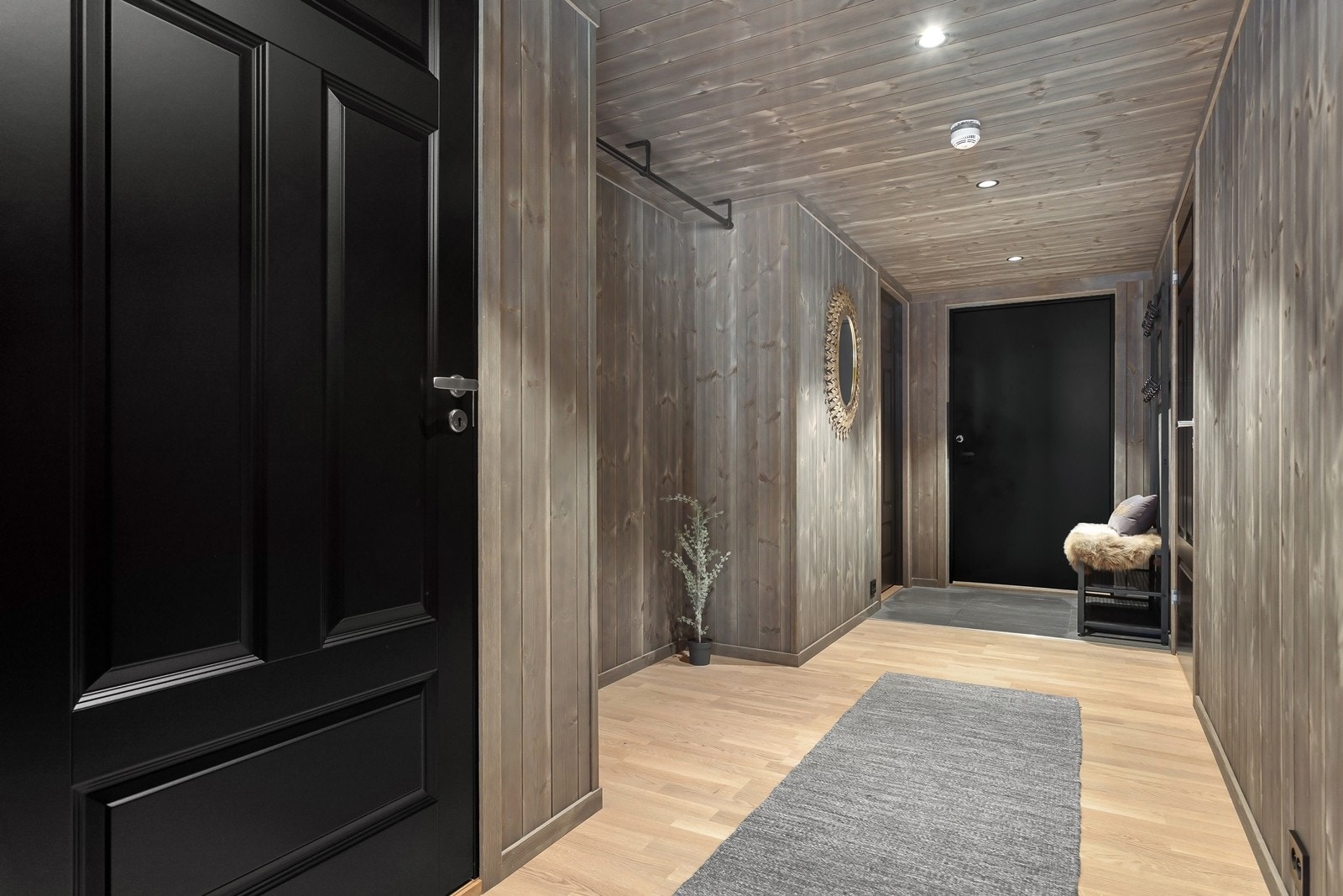 Malt/behandlet trepanel i gangen. Galleribilde