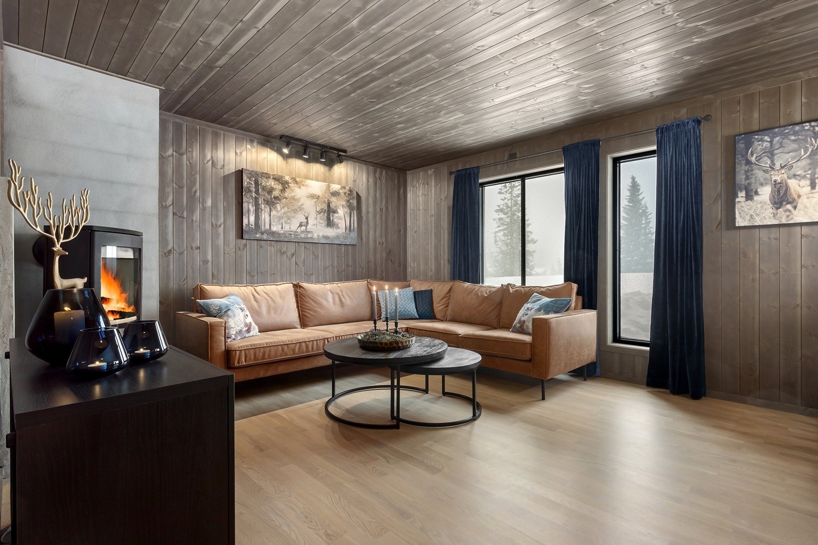 I stuen er det en hyggelig peis og god plass til møblering. Galleribilde