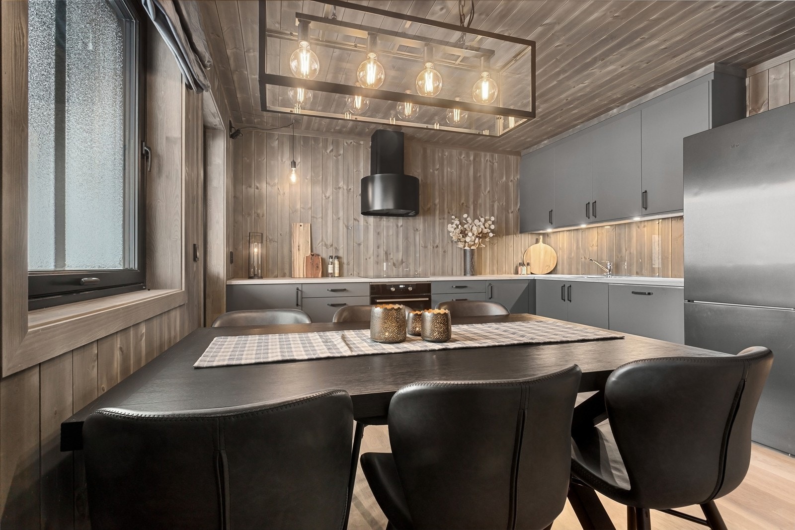 Romslig kjøkken med godt med benkeplass og skaper , åpen løsning mot stue, plass til spisebord. Galleribilde