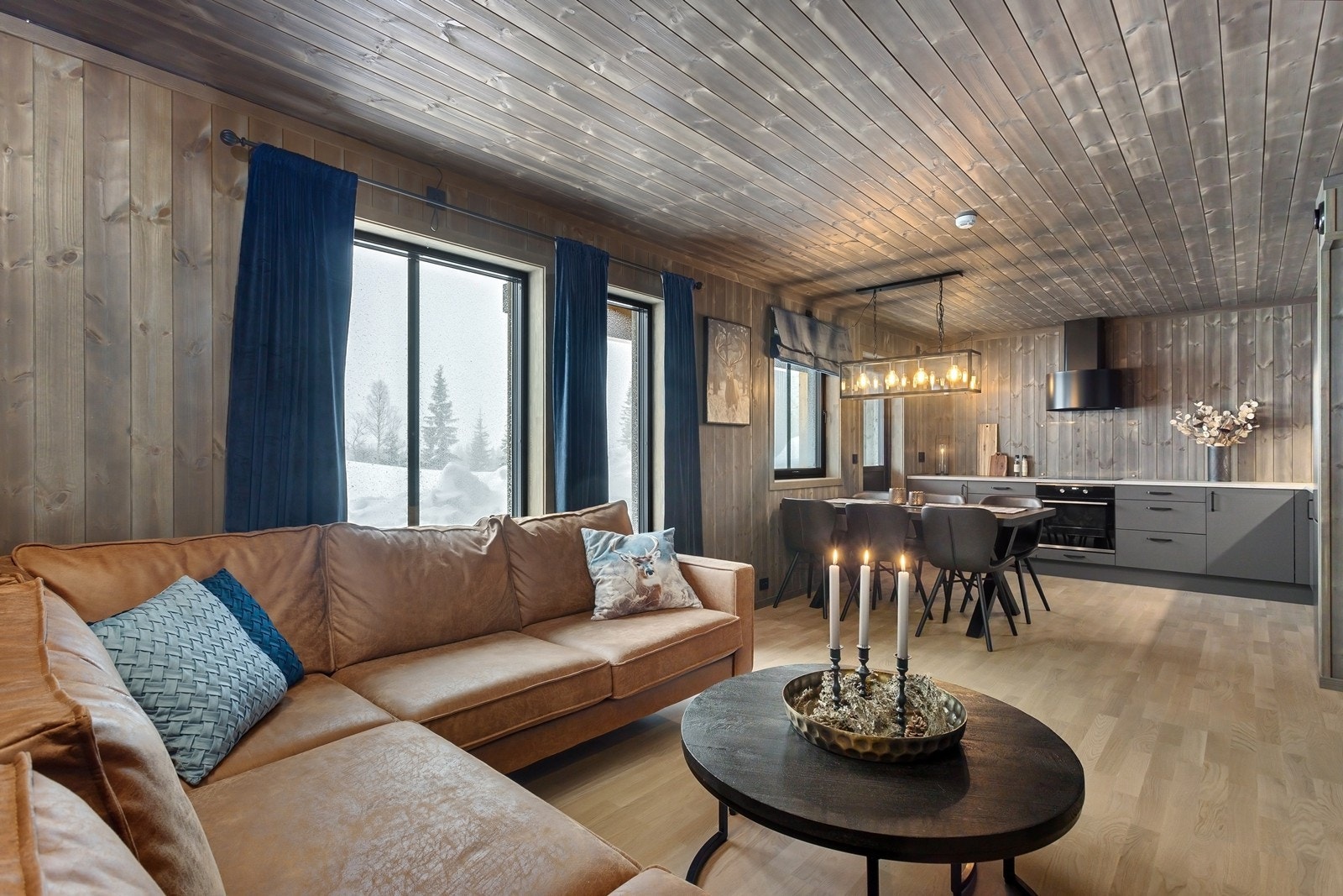 Åpen stue /kjøkkenløsning med vinduer som slipper inn mye lys. Galleribilde