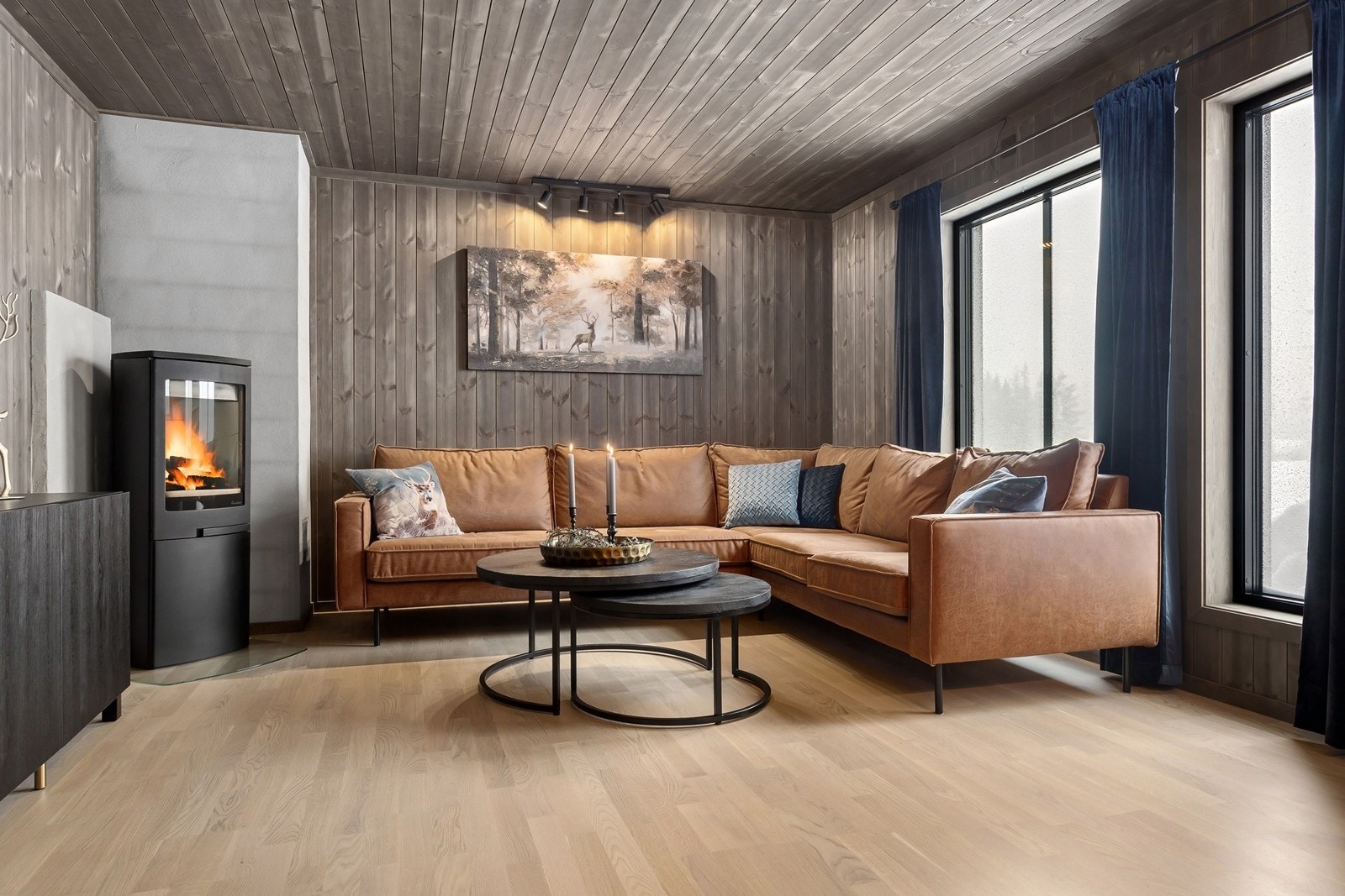 Delikat stue hvor det er plass til at man kan ha en hyggelig kveld foran peisen. Galleribilde