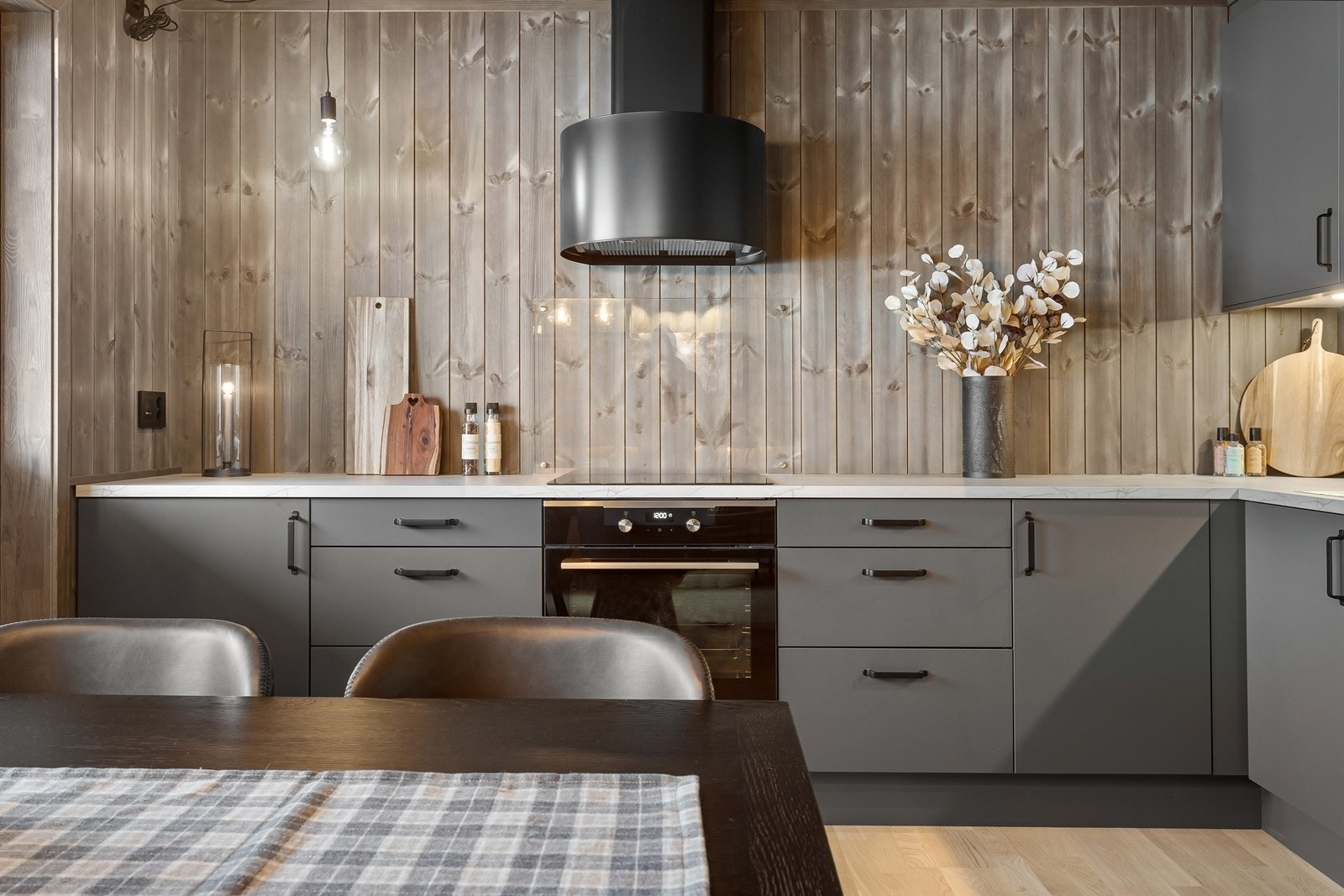 Kjøkken inneholder behandlet innredning med glatte fronter. Galleribilde