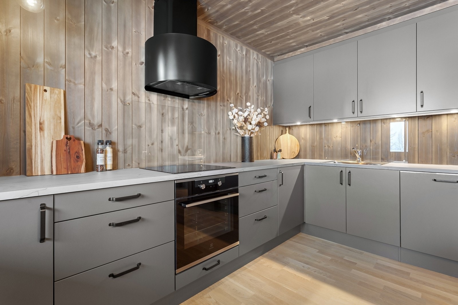 Integrerte hvitevarer som komfyrtopp, stekeovn, micro, oppvaskmaskin, kjøl. Galleribilde