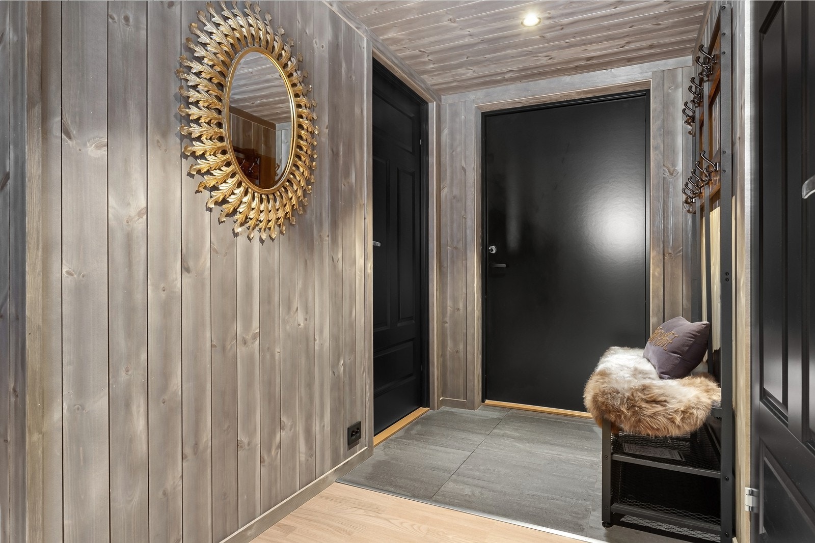 Entré med fliser og gang med 1-stavs parkett. Galleribilde