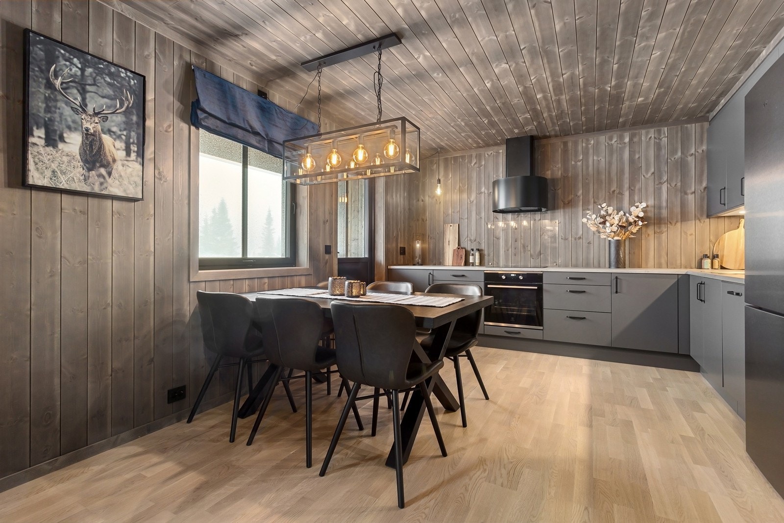 Delikat og trivelig kjøkken, med Laminert benkeplate, med nedfelt oppvaskkum. Monter water guard i benkeskap. Utgang til balkong. Galleribilde