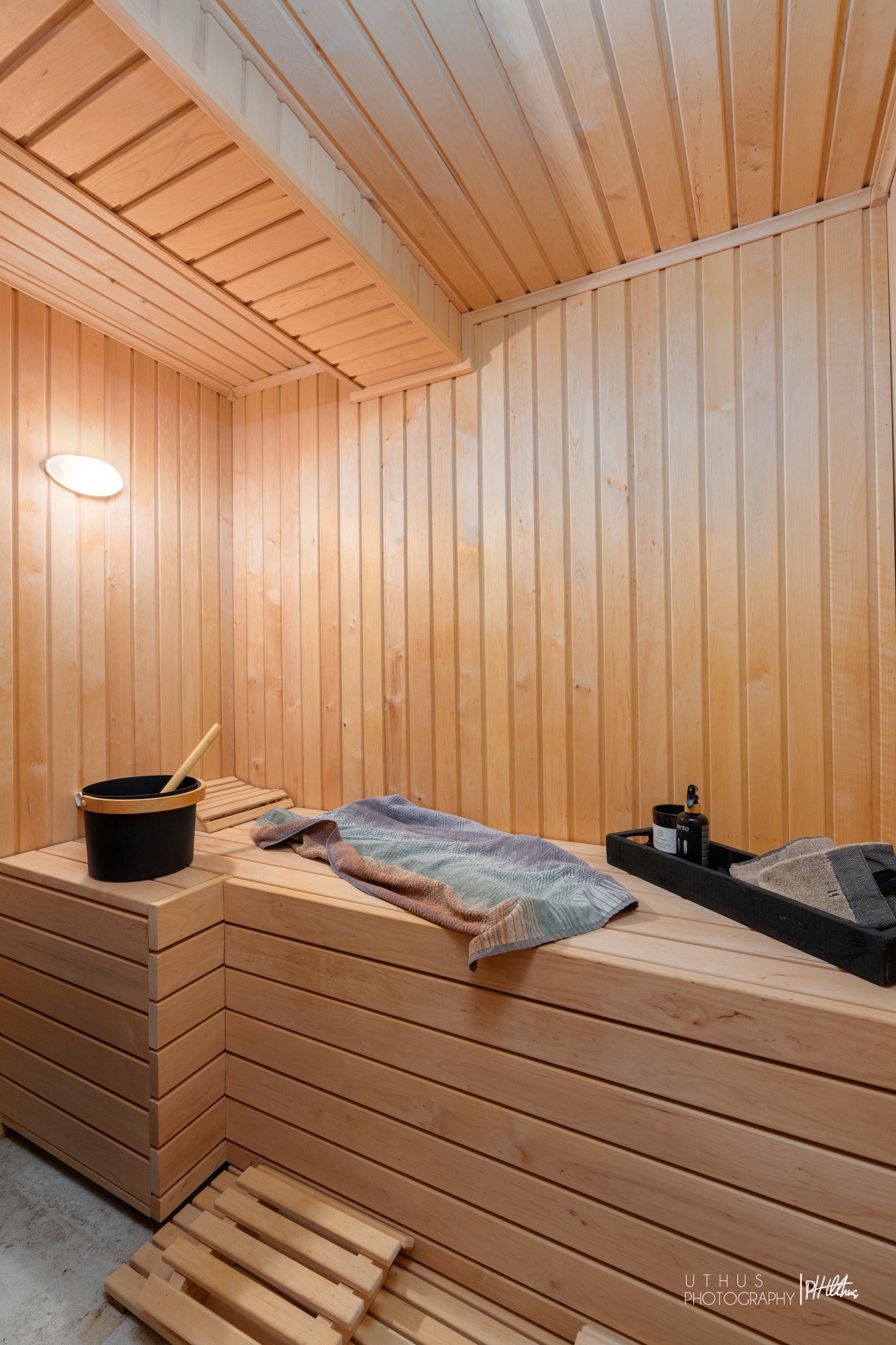 Fra badet er det direkte adkomst til badstuen innredet med sittebenker og badstueovn. Galleribilde
