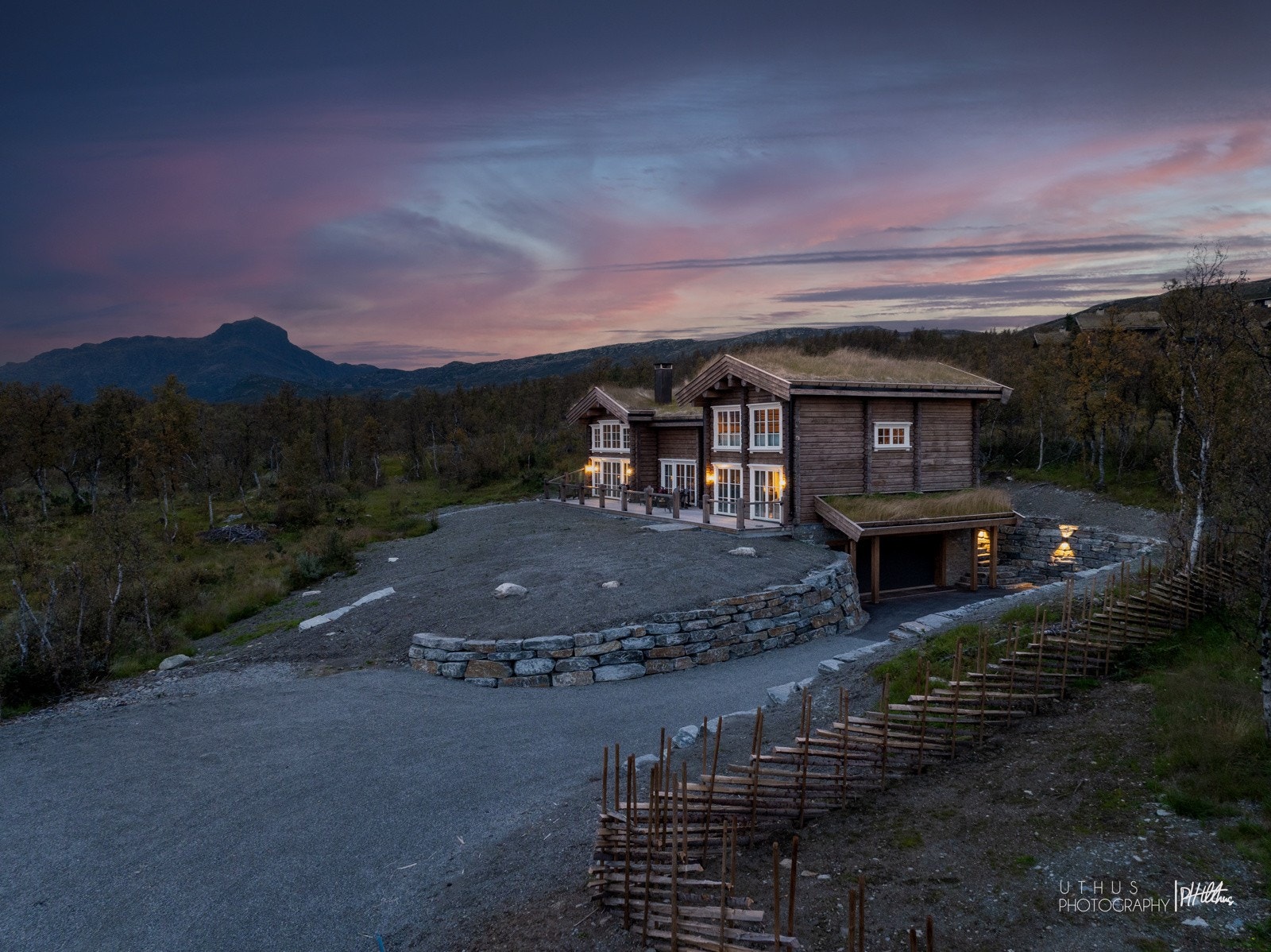 Eiendommen har eiet tomt på 1267 kvm som er flott opparbeidet med bl.a. støttemurer i naturstein, gressplen og solvendt terrasse på 56 kvm. Galleribilde