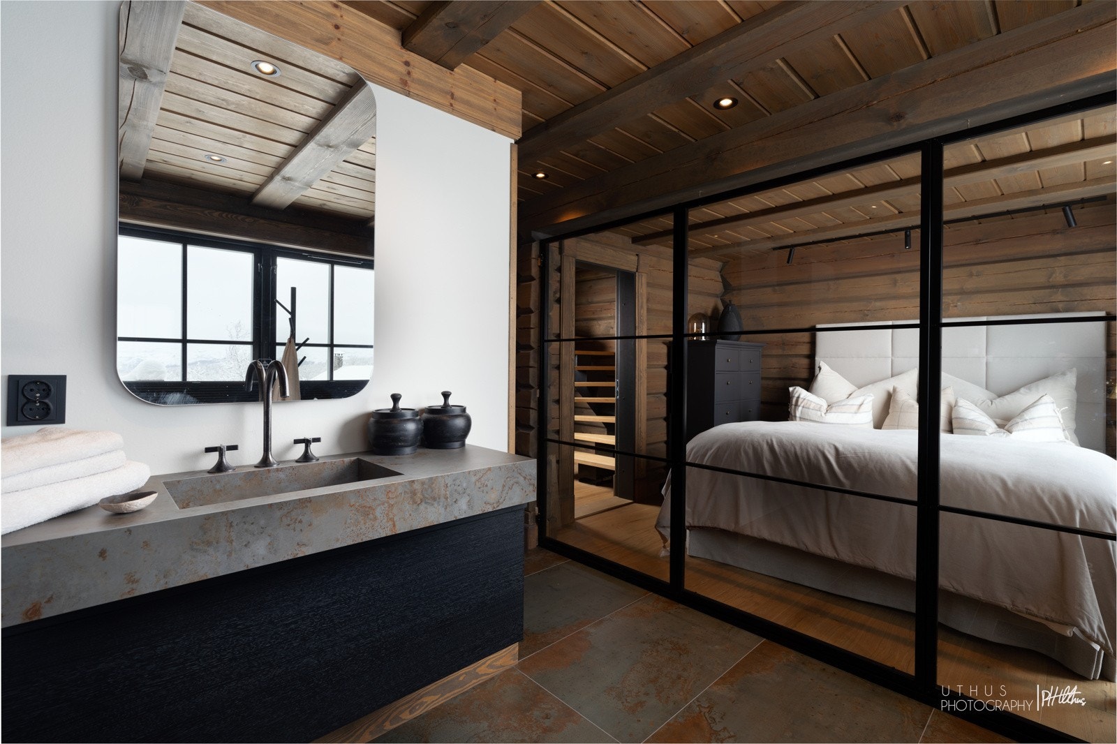 Hovedsoverommet utstråler "hotellfølelse" med åpen løsning mot eget baderom, kun adskilt av moderne glassvegger med sorte metallrammer. Galleribilde