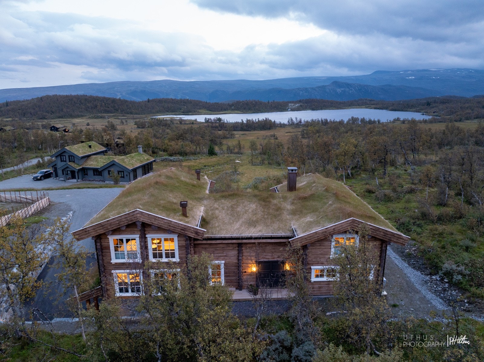 Fritidsboligen ligger høyt og flott til med svært gode solforhold og fantastisk utsikt mot fjellene og det flotte naturlandskapet rundt. Galleribilde