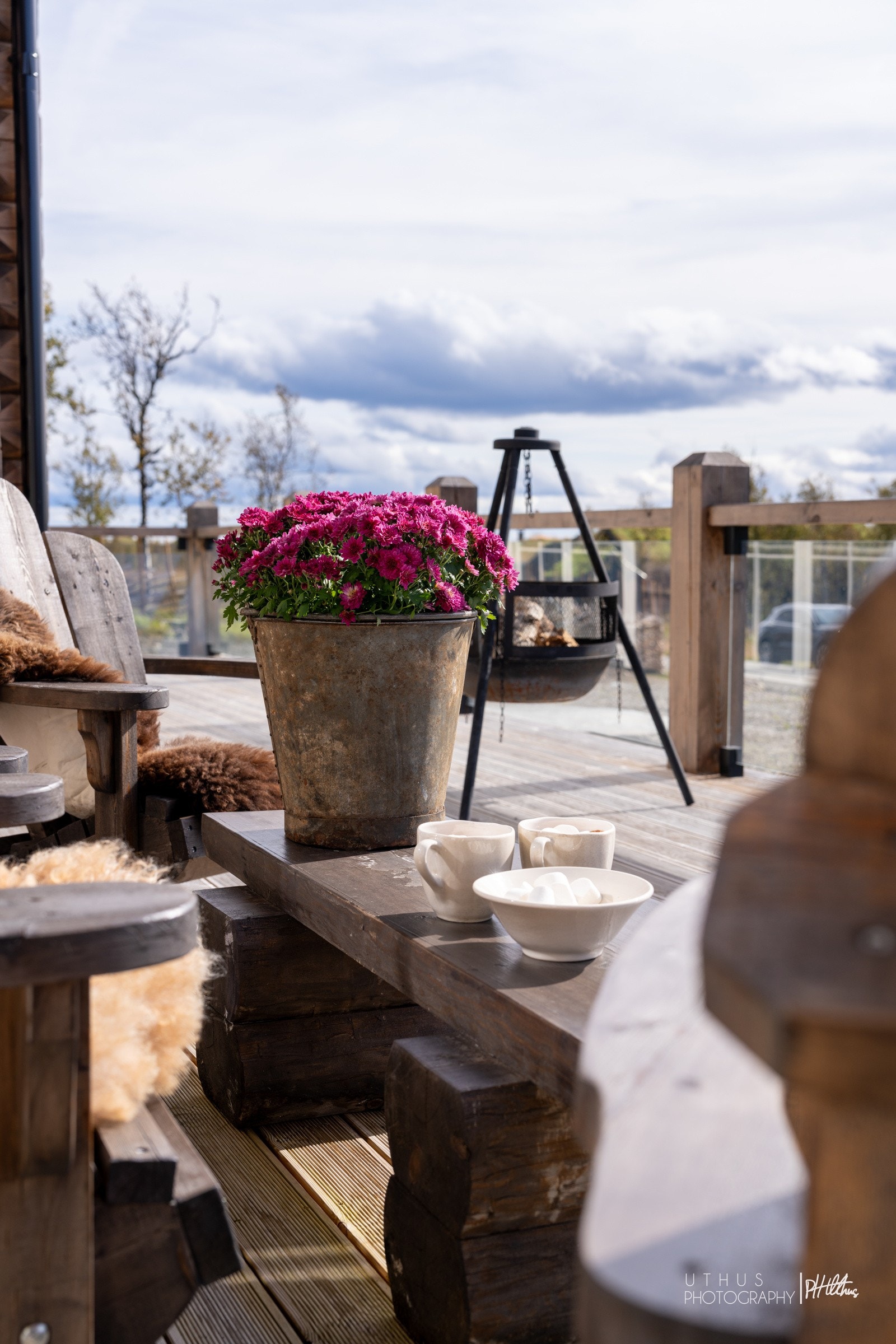 Terrassen har terrassebord og glassrekkverk, og det er videre adkomst til nysådd gressareal. Her er det deilig å nyte solen etter en lang tur i fjellet. Galleribilde