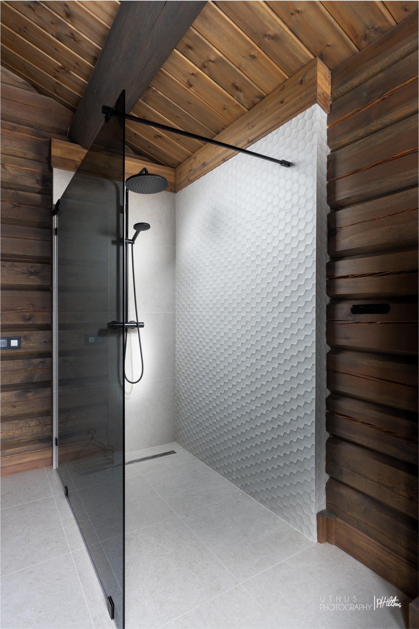 Badet har for øvrig bl.a. vegghengt wc, dusjhjørne med sotet glassvegg og regnfallsdusj, elektrisk gulvvarme og naturlig ventilasjon. Galleribilde