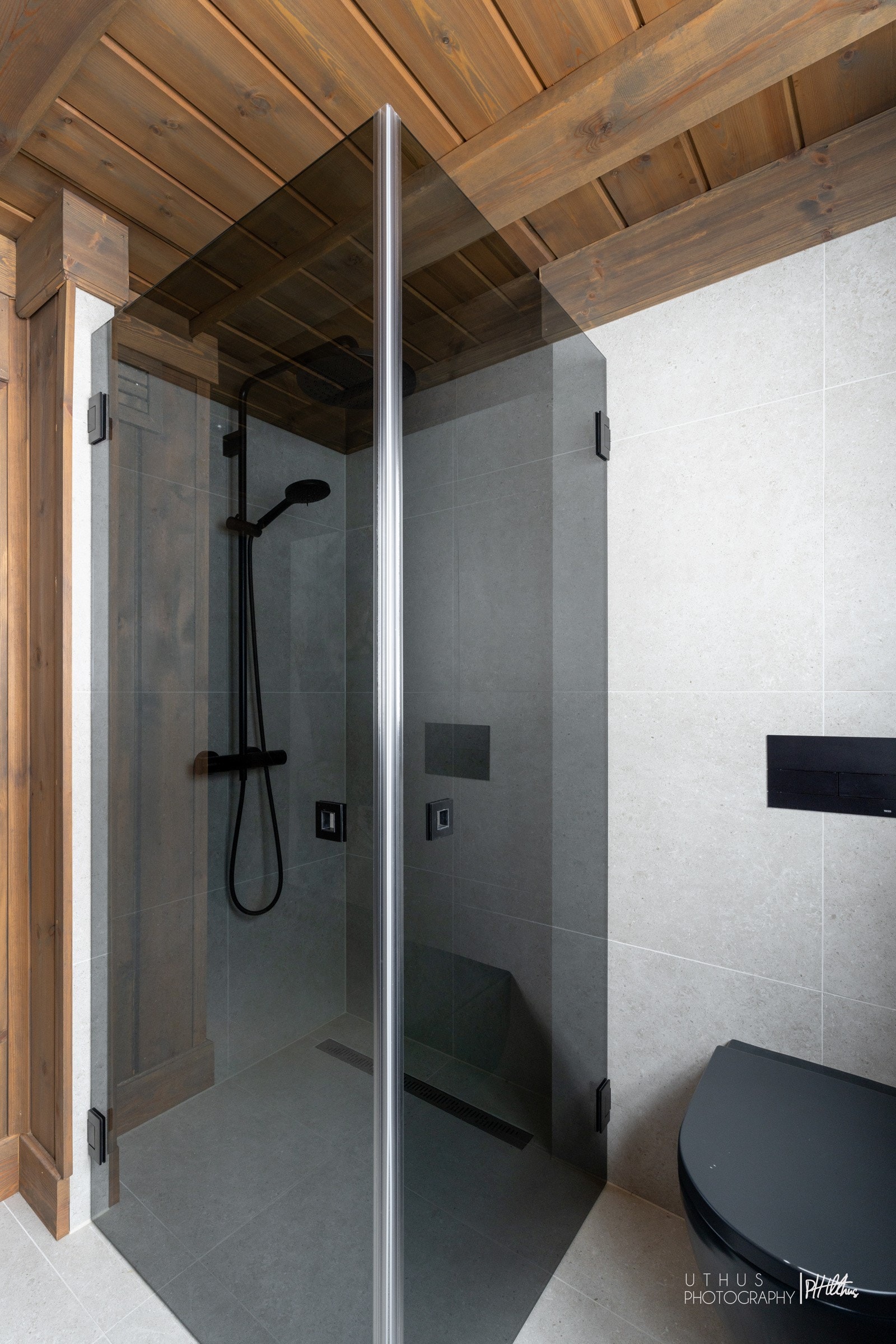 Badet har regnfallsdusj, vegghengt wc, vannbåren gulvvarme, downlights og naturlig ventilasjon. Galleribilde