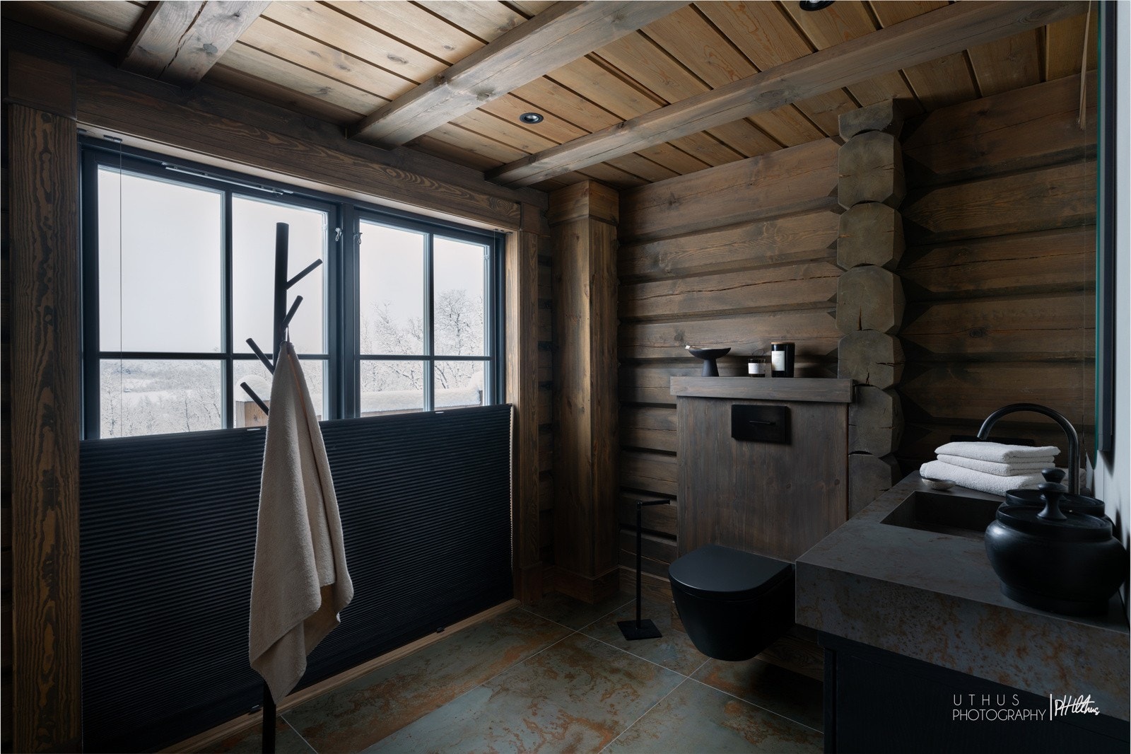 Det er i tillegg klargjort et sluk for installering av et frittstående badekar. For øvrig har badet vegghengt wc, vannbåren gulvvarme, downlights og naturlig ventilasjon. Galleribilde