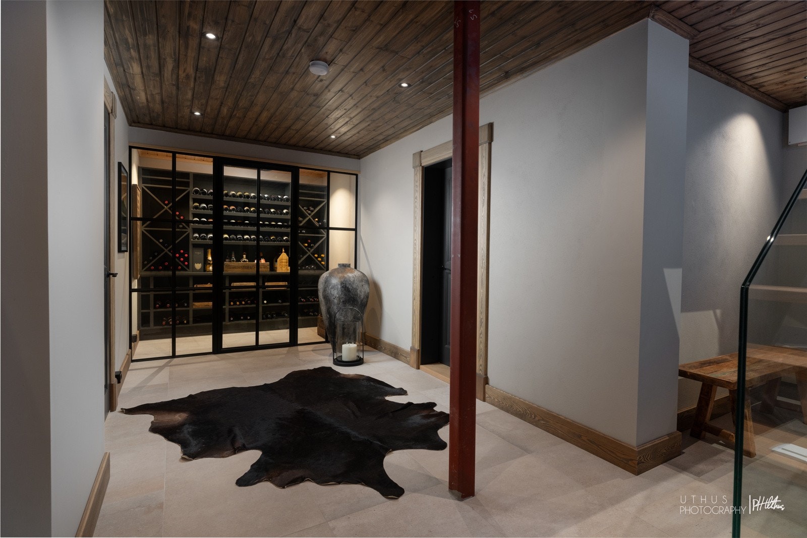 I kjelleretasjen er det en meget flott vinkjeller innredet med fancoil for temperaturstyring og nydelig innredning fra møbelsnekker som organiserer vinflaskene på en elegant måte. Galleribilde