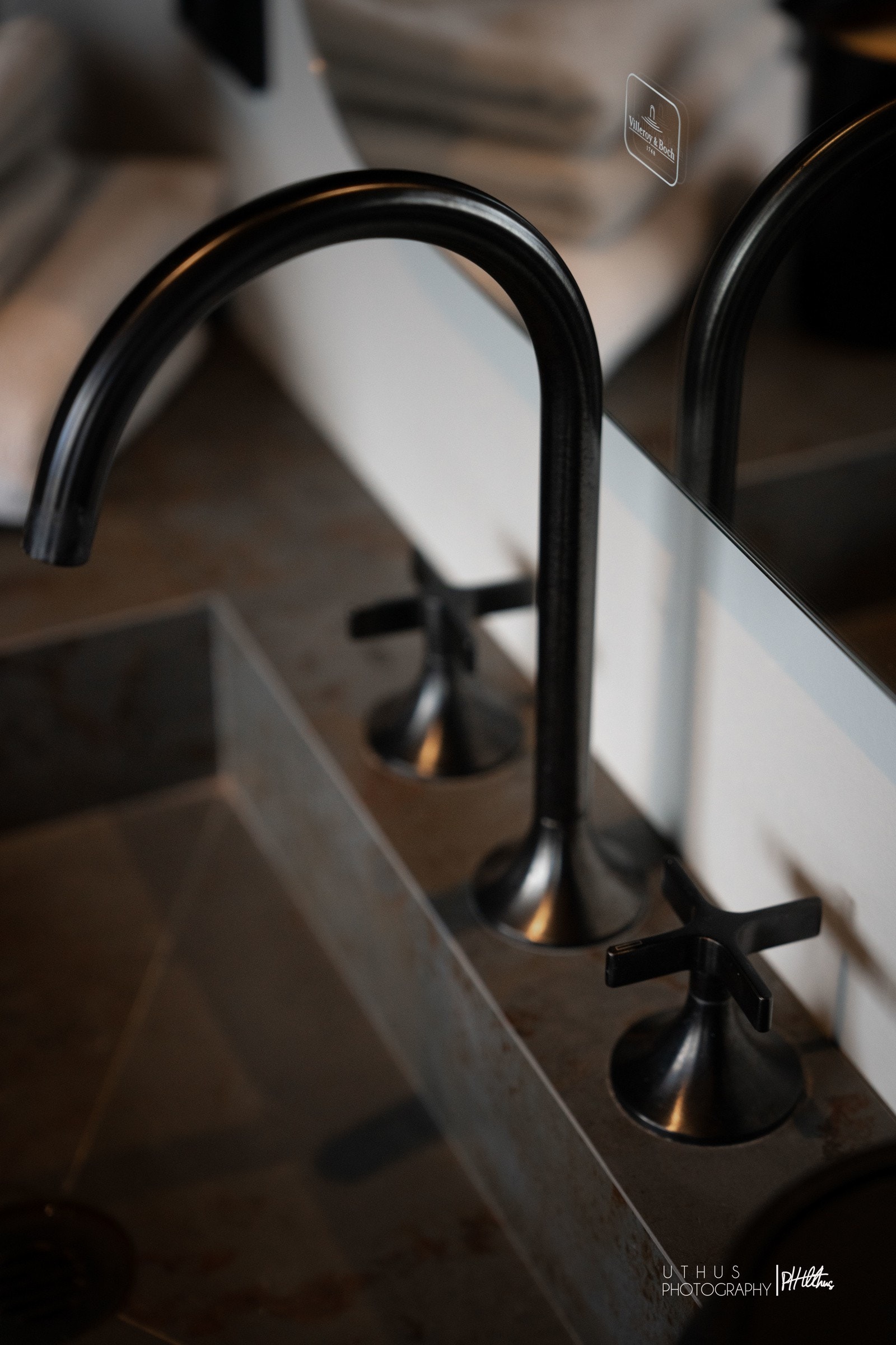 Badet har bl.a. armaturer fra Dornbracht og speil fra Villeroy & Boch. Galleribilde