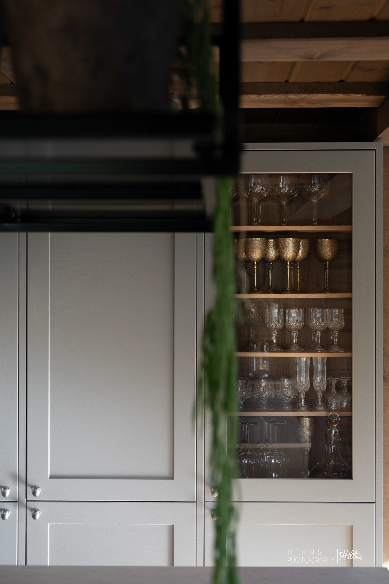 Videre er det lekre kjøkkenet utstyrt med nøye utvalgte detaljer, som blant annet vitrineskap, underlimt vask og integrerte kalitetshvitevarer. Galleribilde