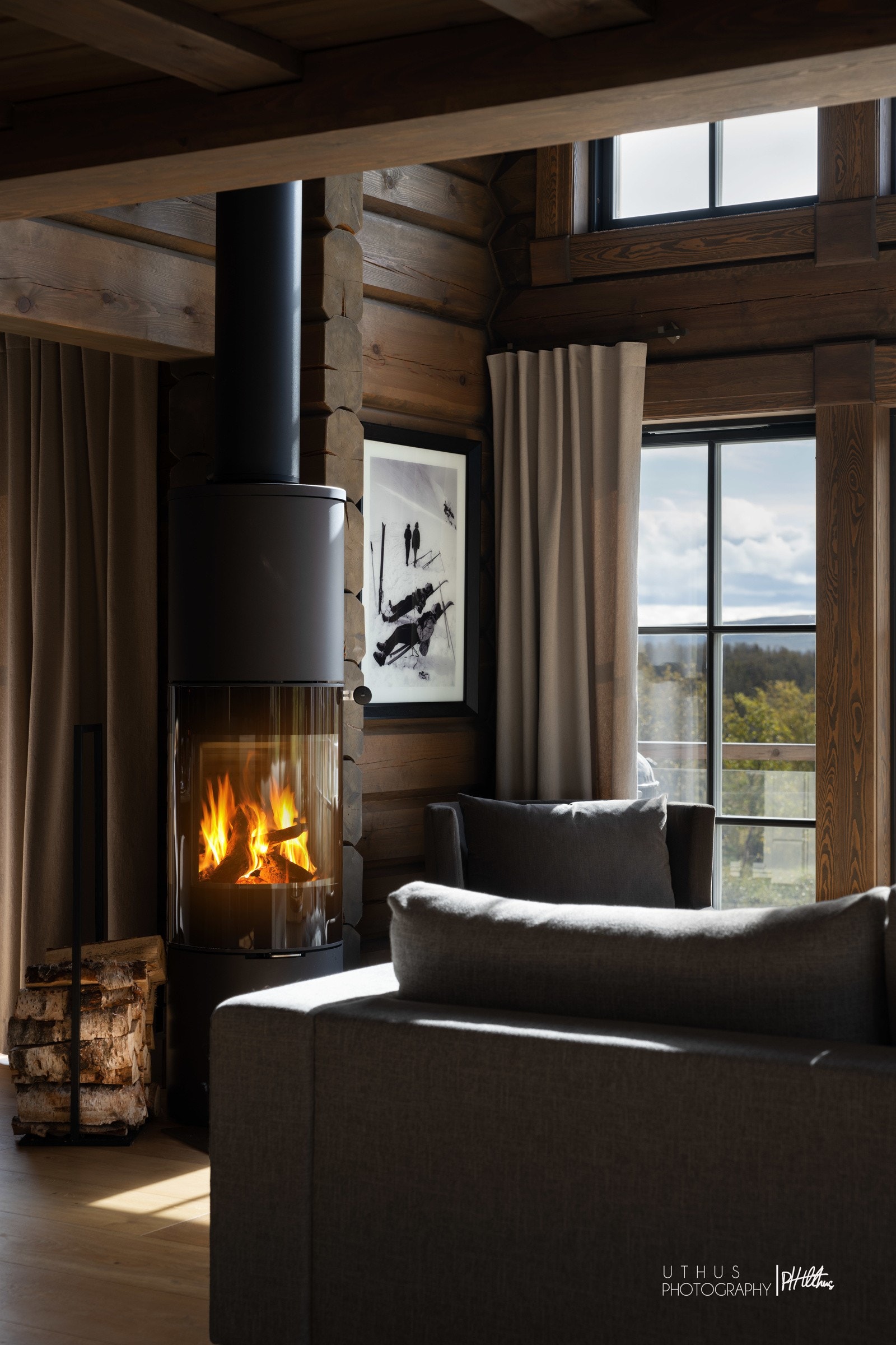 En flott peisovn gir både gir hygge og varme, og det er god plass til stor sofagruppe. Galleribilde