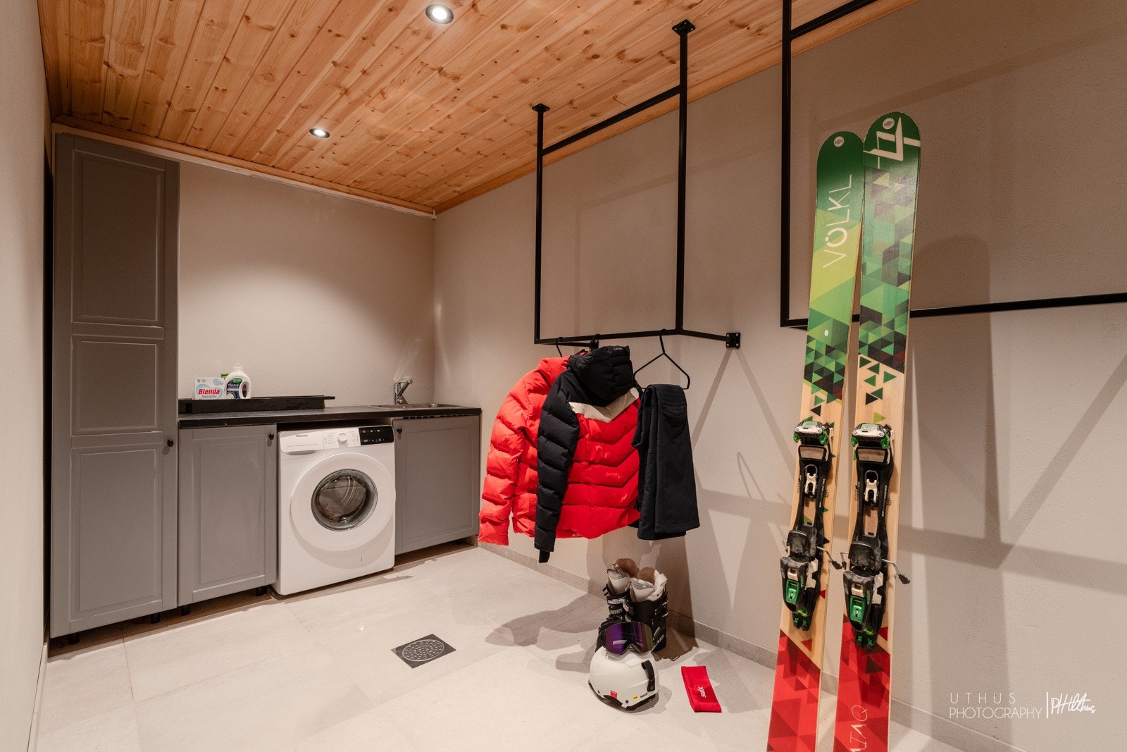 Vaskerommet ligger fint til ved inngangen fra garasjen, og har bl.a. vannbåren varme og balansert ventilasjon med varmegjenvinner (Roomie fra Flexit). Galleribilde