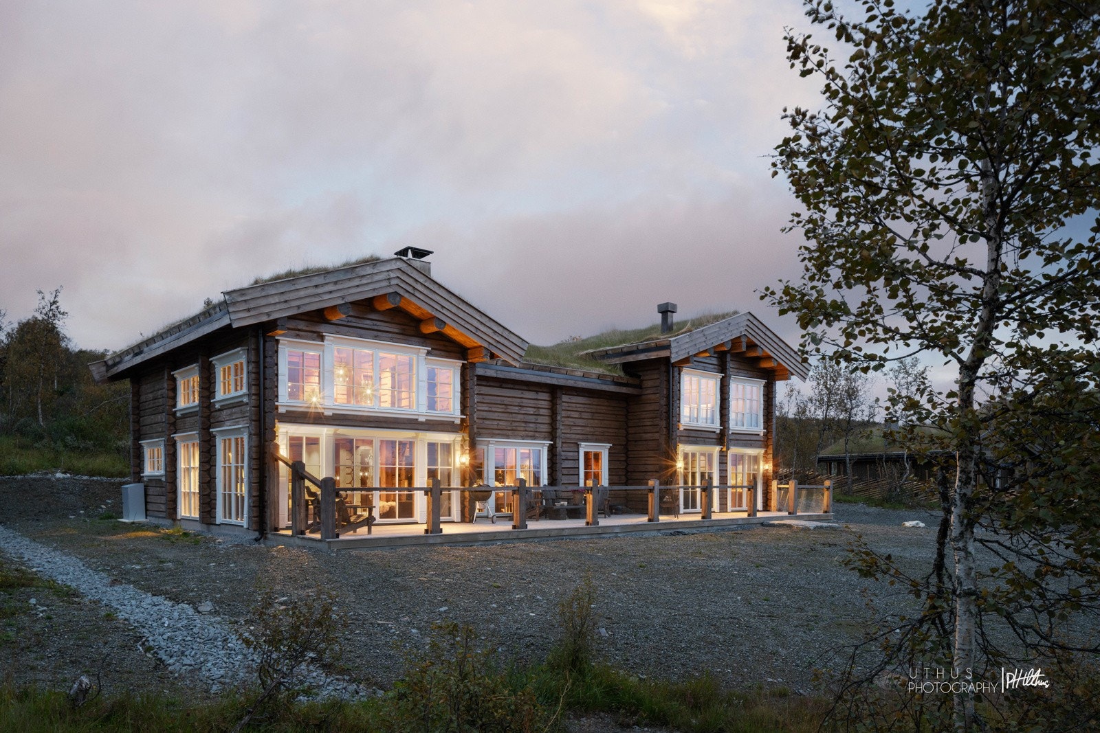 Tomten består av både gruset og asfaltert gårdsplass, flotte støttemurer i naturstein, samt trær og nysådd gress. Galleribilde