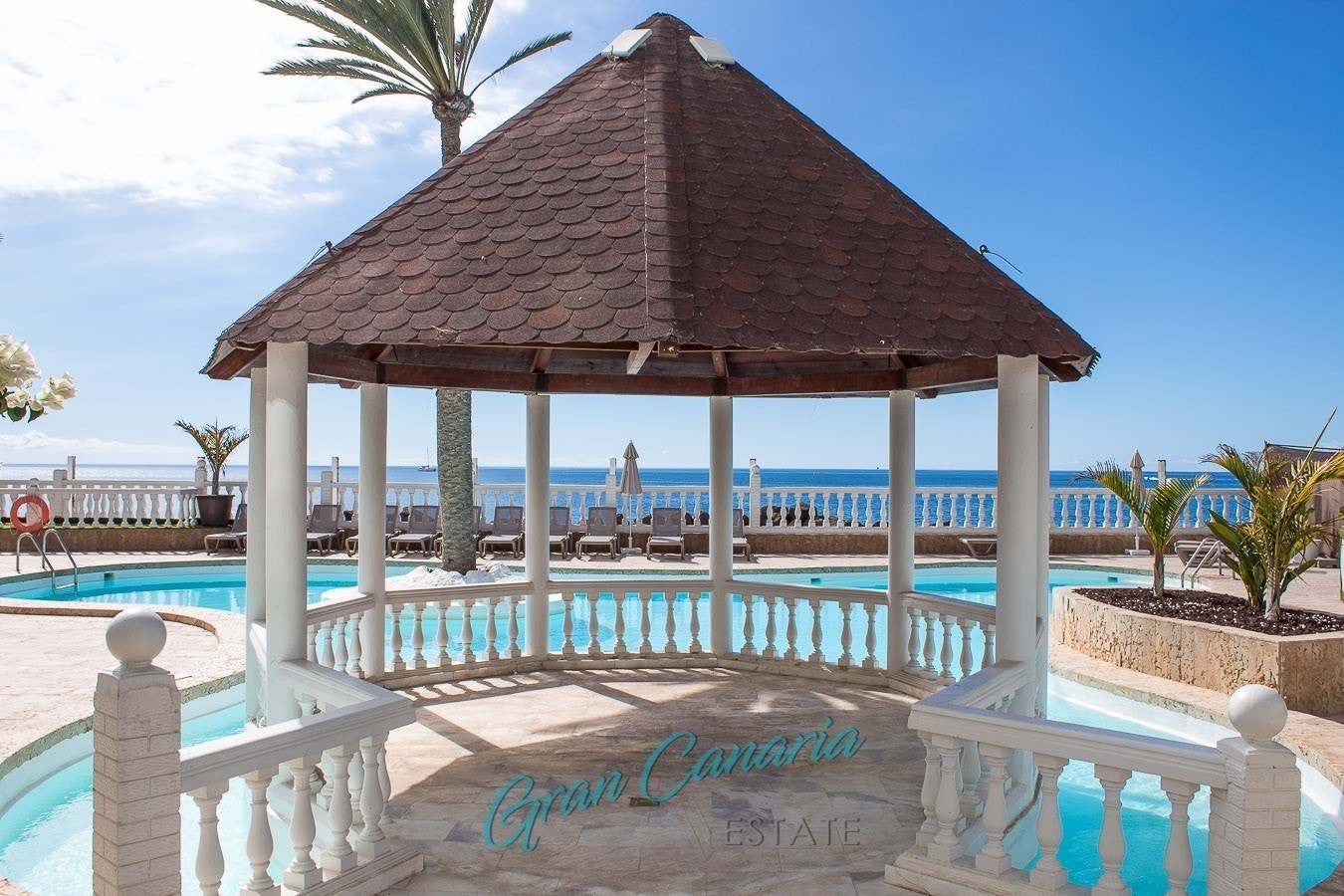 Bilder av bassengområde som er pent oppgradert Galleribilde