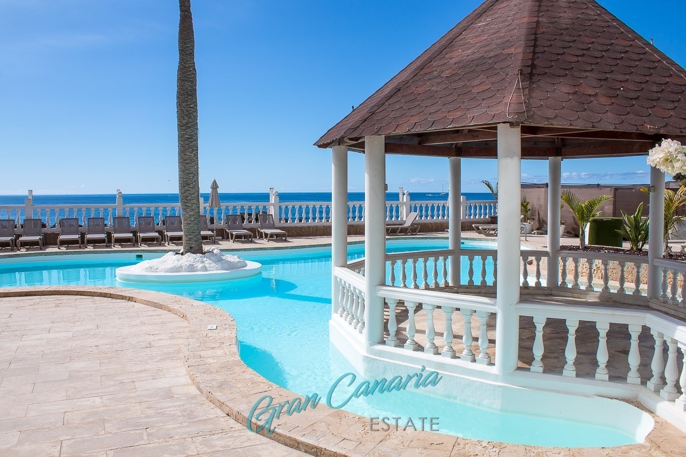 Bilder av bassengområde som er pent oppgradert Galleribilde