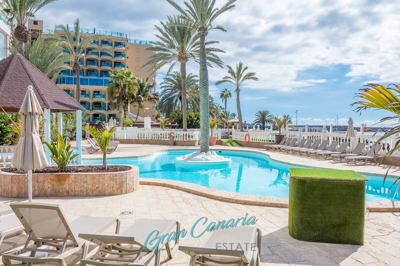 Bilder av bassengområde som er pent oppgradert Galleribilde