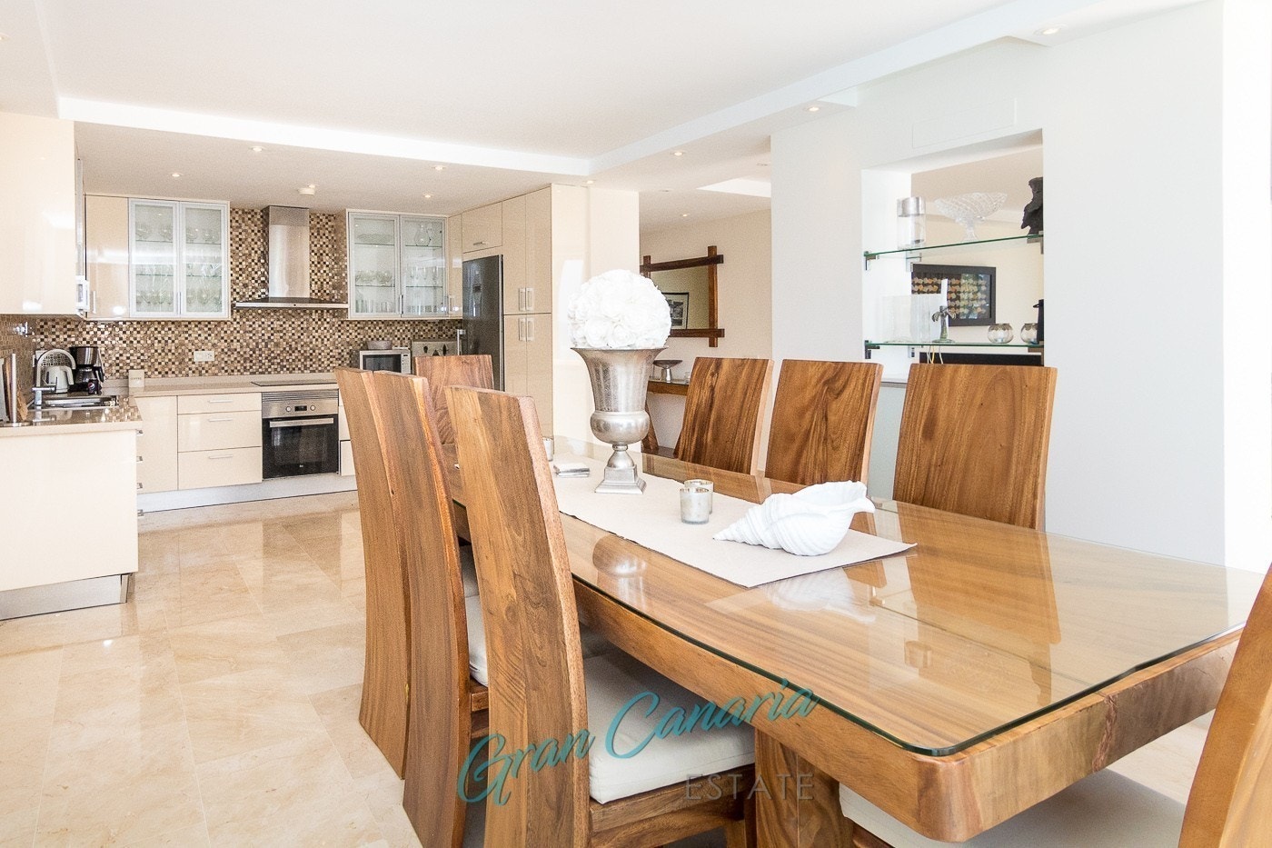 Spisestue mot kjøkken Galleribilde