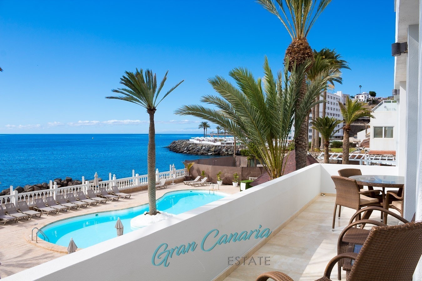 Leiligheten ligger helt i front mot havet. Galleribilde