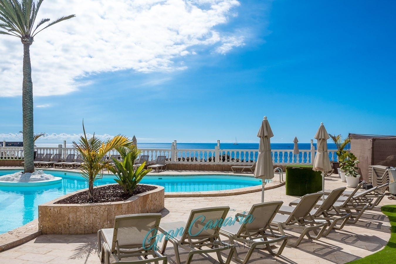 Bilder av bassengområde som er pent oppgradert Galleribilde