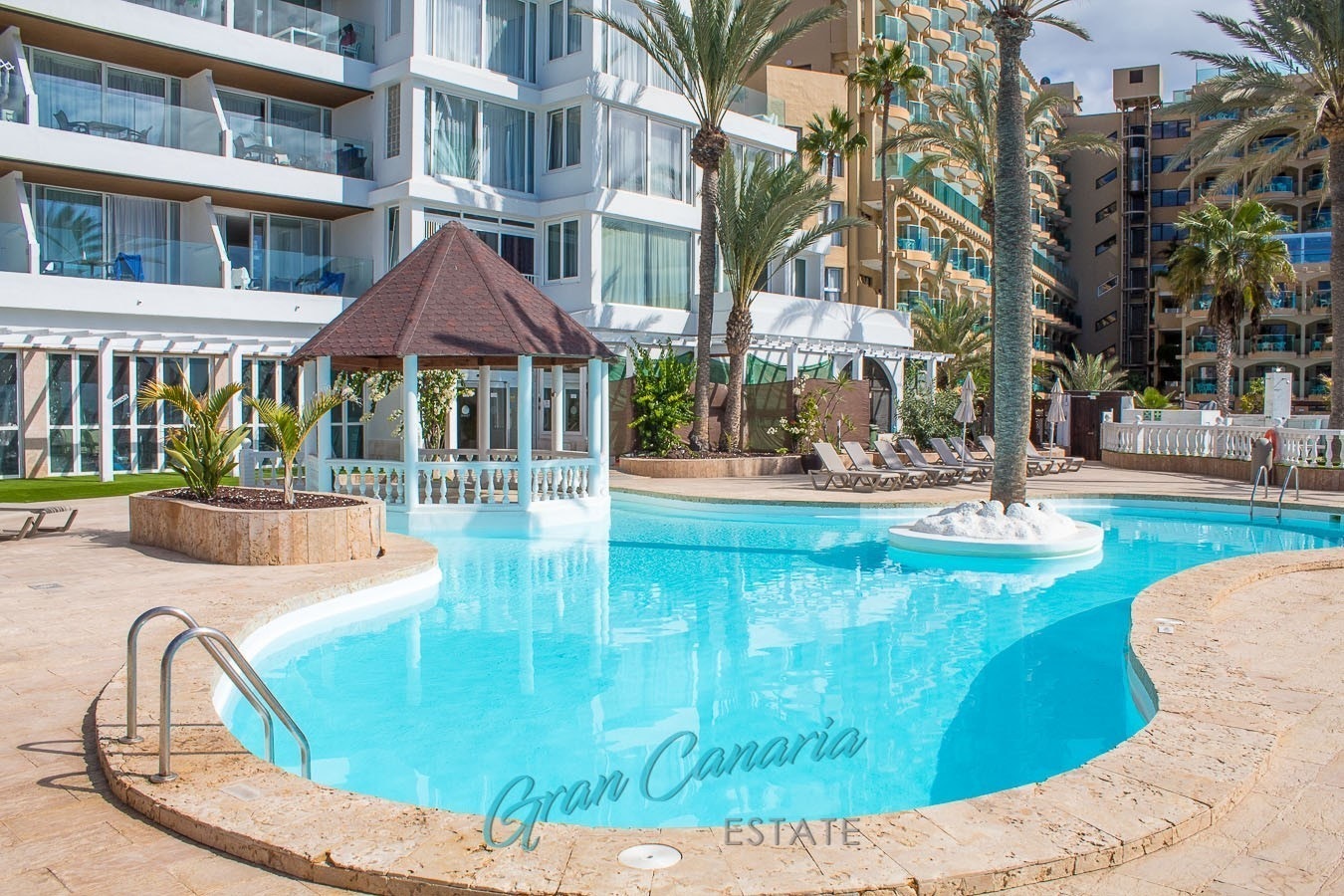 Bilder av bassengområde og fasade som er pent oppgradert Galleribilde