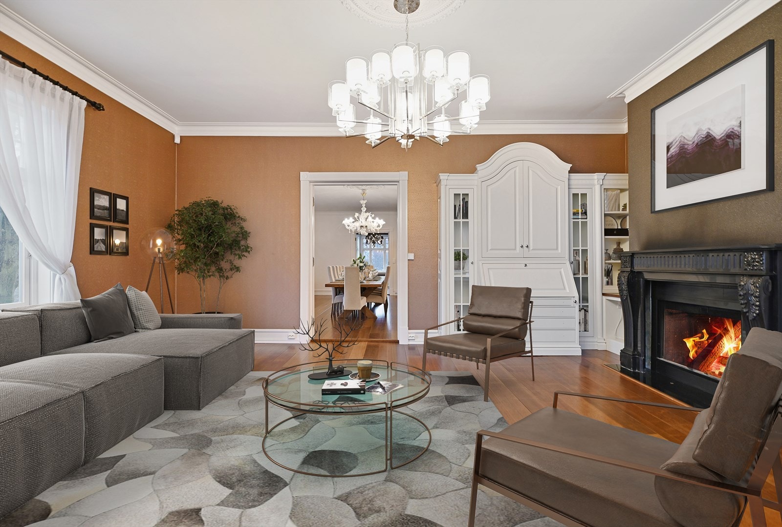 Dagligstuen har en stor, åpen peis og klassisk bred eikeparkett på gulv. Digital styling. Galleribilde