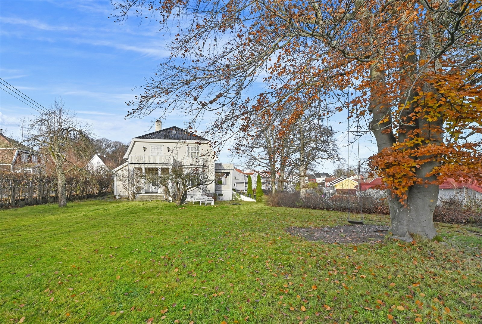 Tomten er åpen og luftig med fine lys- og solforhold, opparbeidet med plen, trær deriblant store eikekroner, hekk og busker. Galleribilde