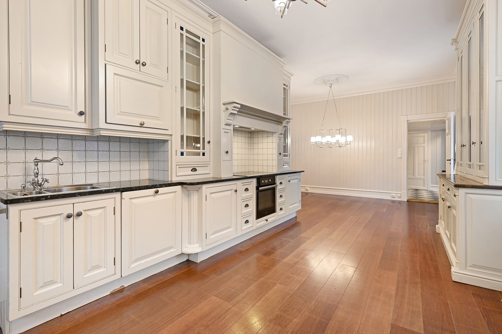 Benkeplatene er i granittstein og heltre. Det er plass til spisebord i rommet, ypperlig for hverdagsmåltidene. Galleribilde