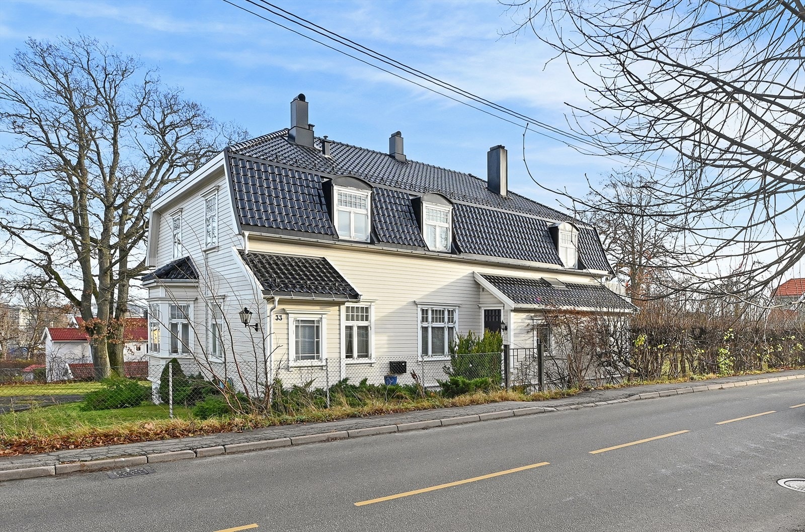 Eiendommen har to adkomster, hhv. fra Dokkveien med kjøretøy og via port fra Gimleveien til fots. Galleribilde