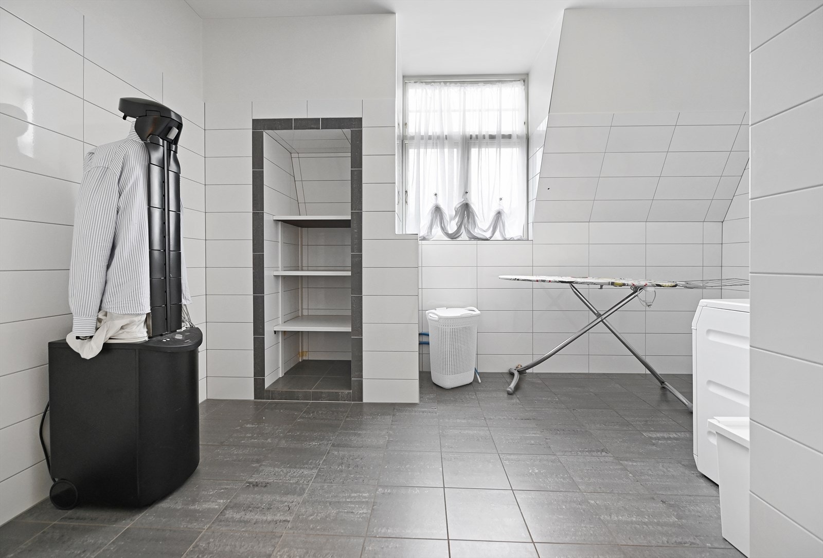 For klesvask og alt som hører til er det et vaskerom fra 2015 med flislagte overflater, varmekabler og innebygde hyller. Galleribilde