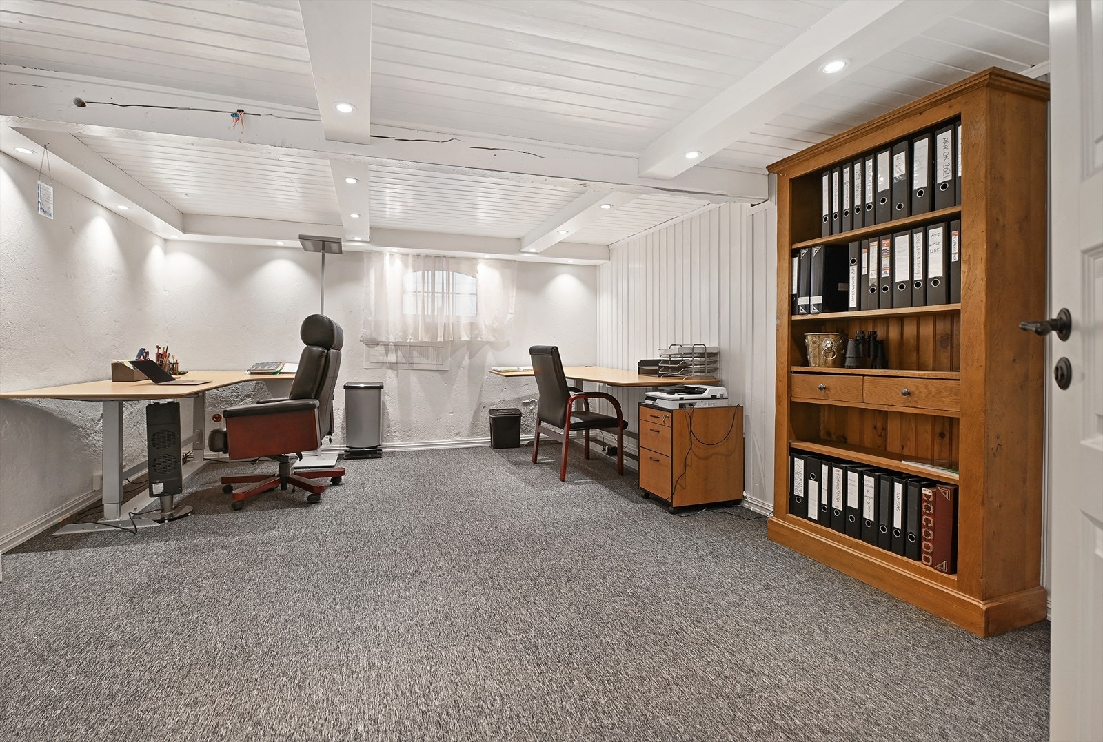 Videre er det er innredet kontorrom med gulvteppe og downlights. Galleribilde