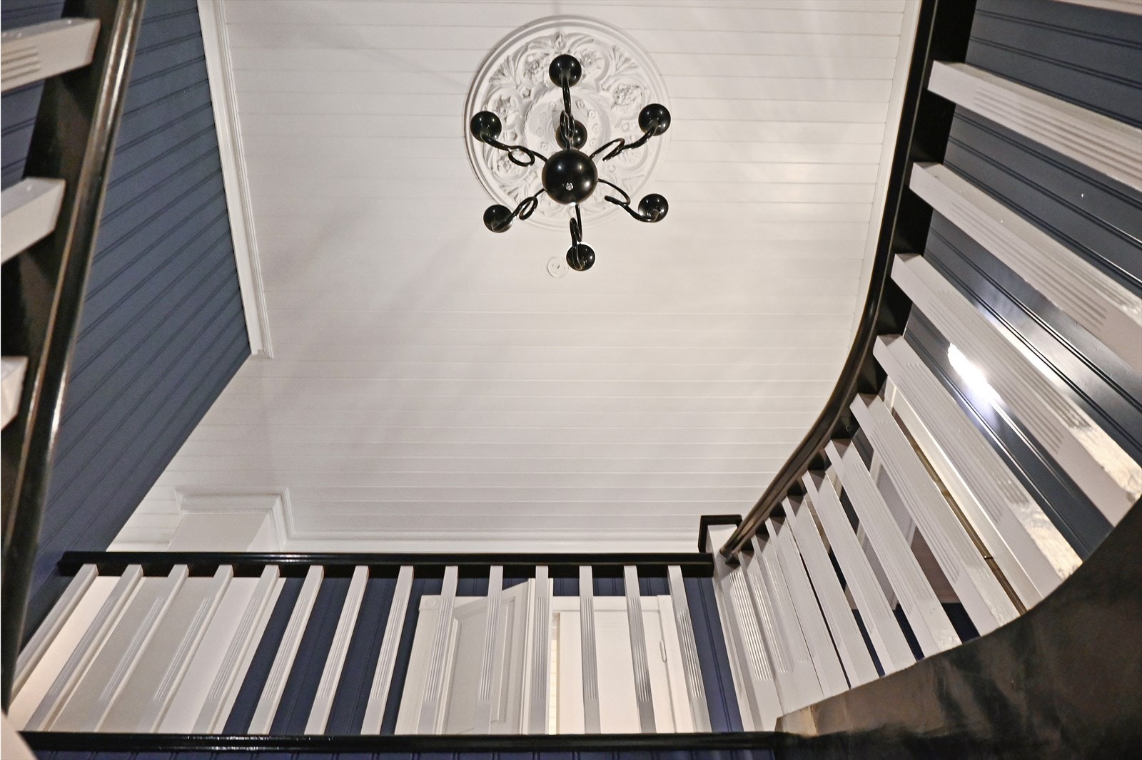 I trappen kan det monteres en lang lysekrone for å smykke hallen ytterligere. Galleribilde