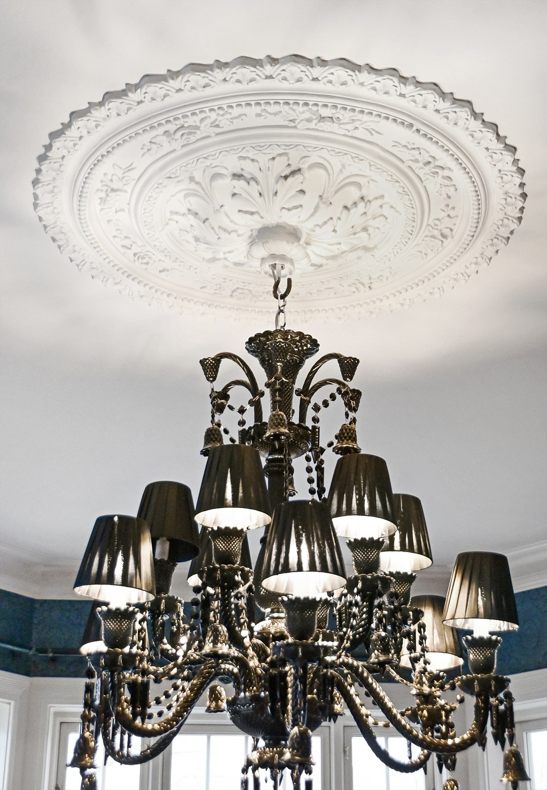 Lysekrone med takrosett i TV-stuen. Galleribilde