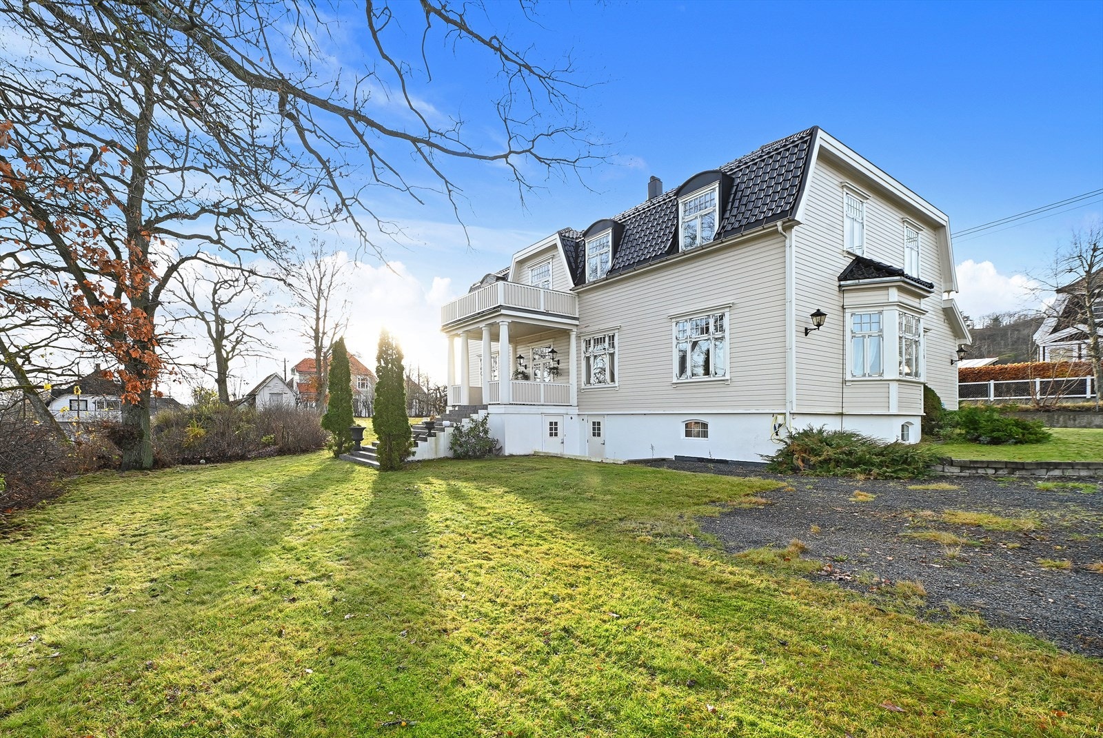 Eneboligen over tre plan og loftsetasje har stort potensiale med 3 bad, 5 soverom og 6 stuer, samt tomt på rett under 2,7 mål. Galleribilde