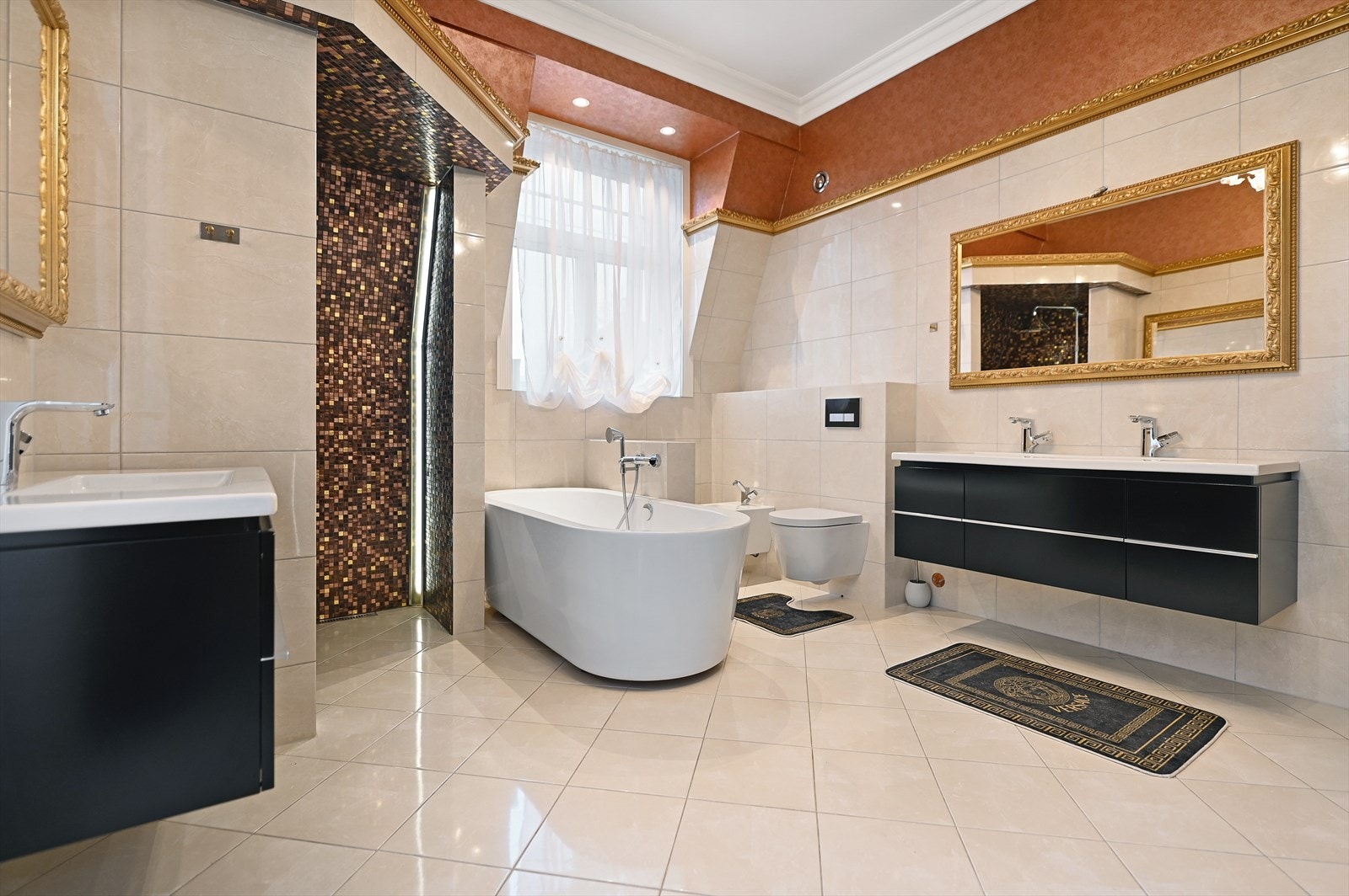 Badet fra 2021 er noe for seg selv, der den gode størrelse og fantastiske takhøyden gir rommet det "lille" ekstra. Galleribilde