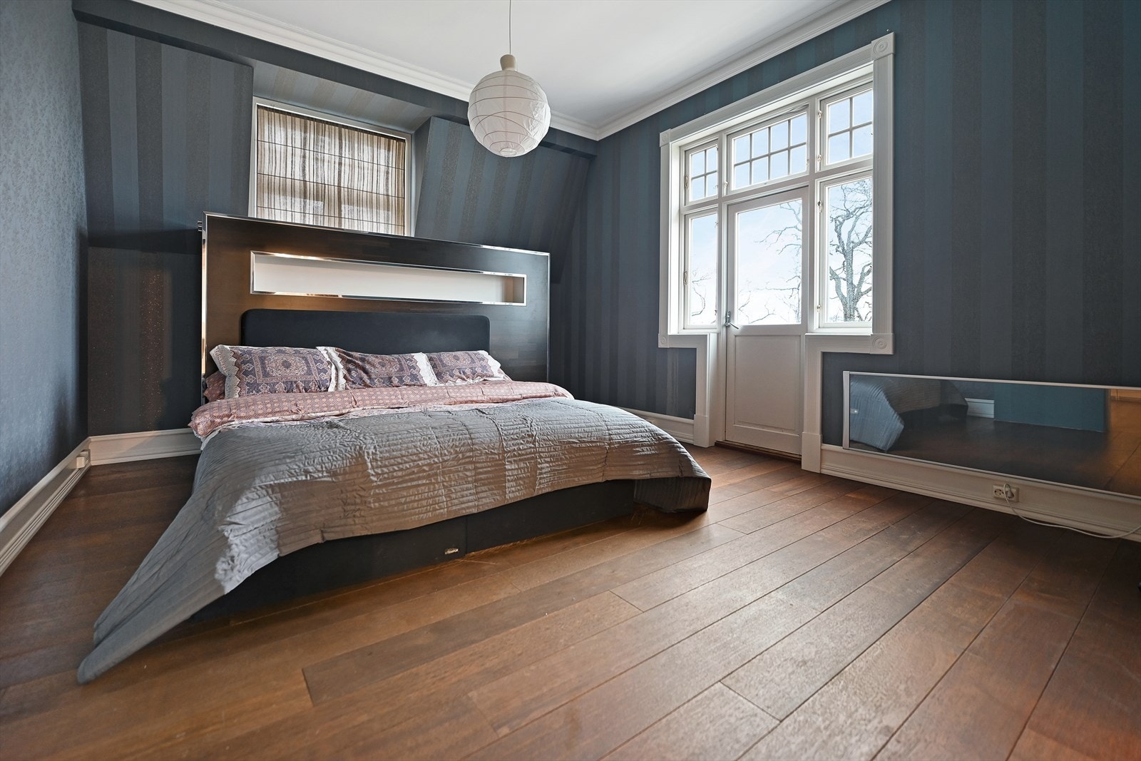 Soverom 1/hovedsoverommet har klassisk tapet, dør til sydvendt lufteveranda og adkomst til hovedbadet. Galleribilde